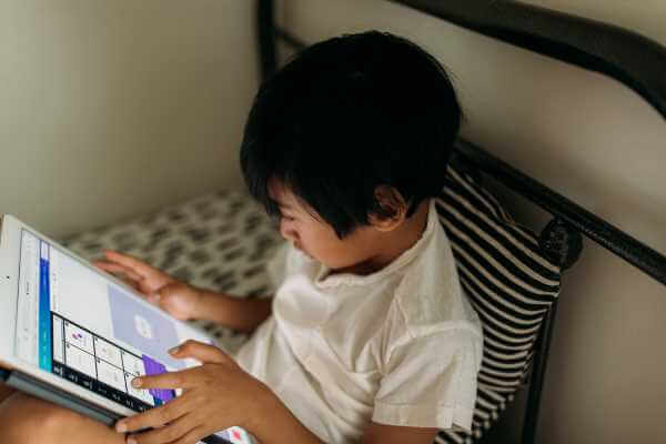 タブレットで学習する子どもの様子