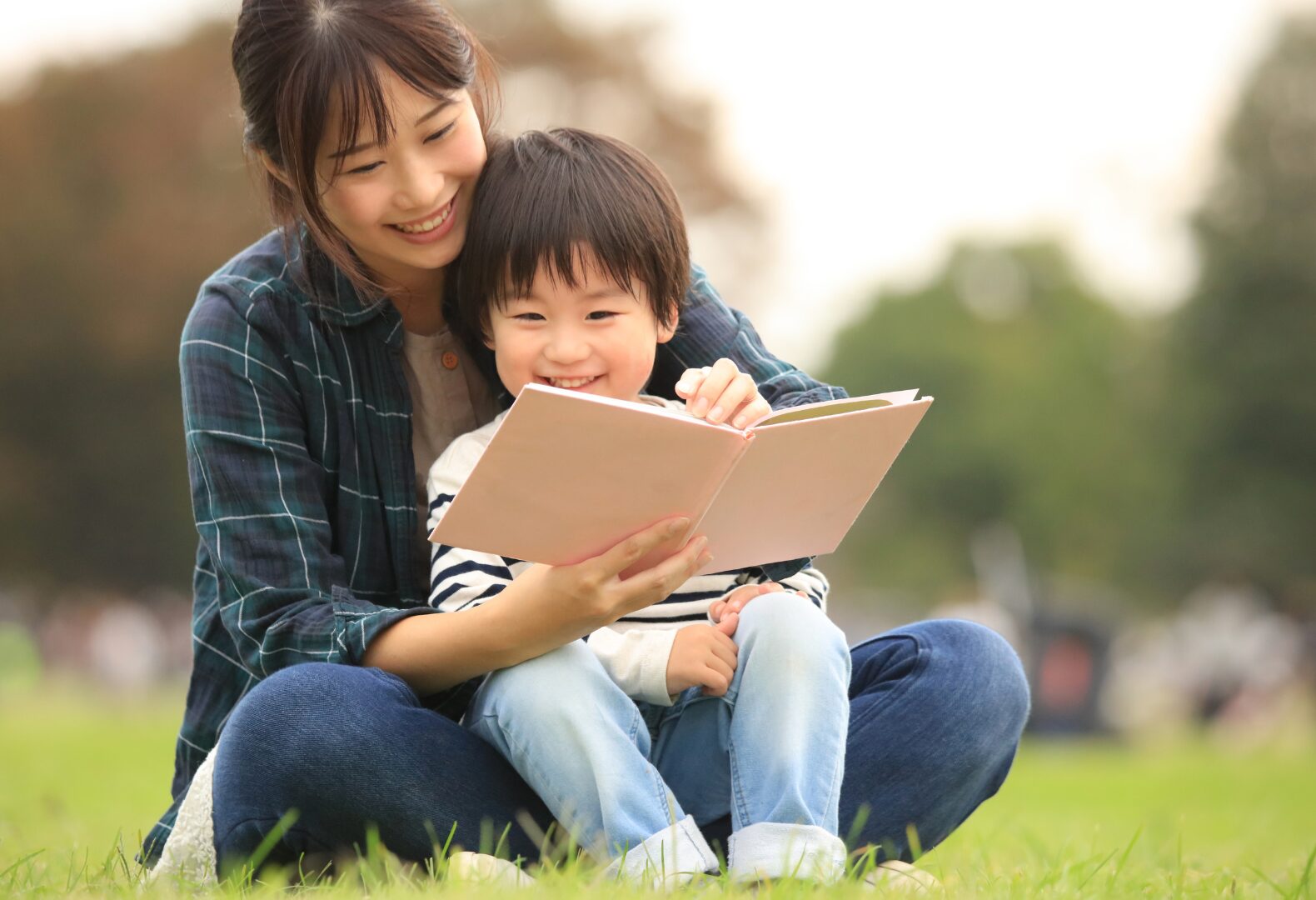 親子が並んで本を読んでいる場面。教室に戻ること以外にも、学びを続ける方法はある