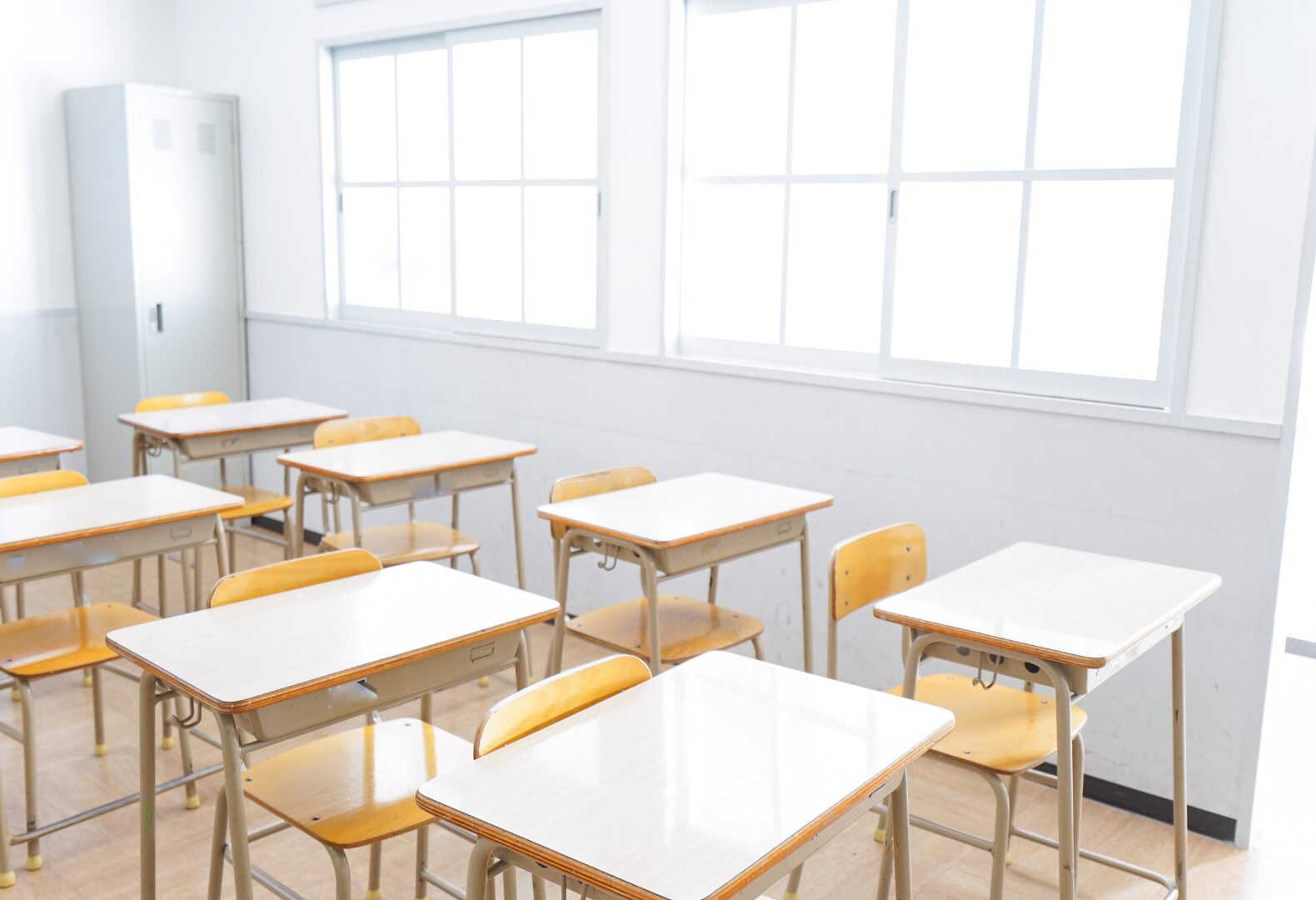 誰もいない教室。学校に行けない日が続いても、地域には公的な受け皿がある