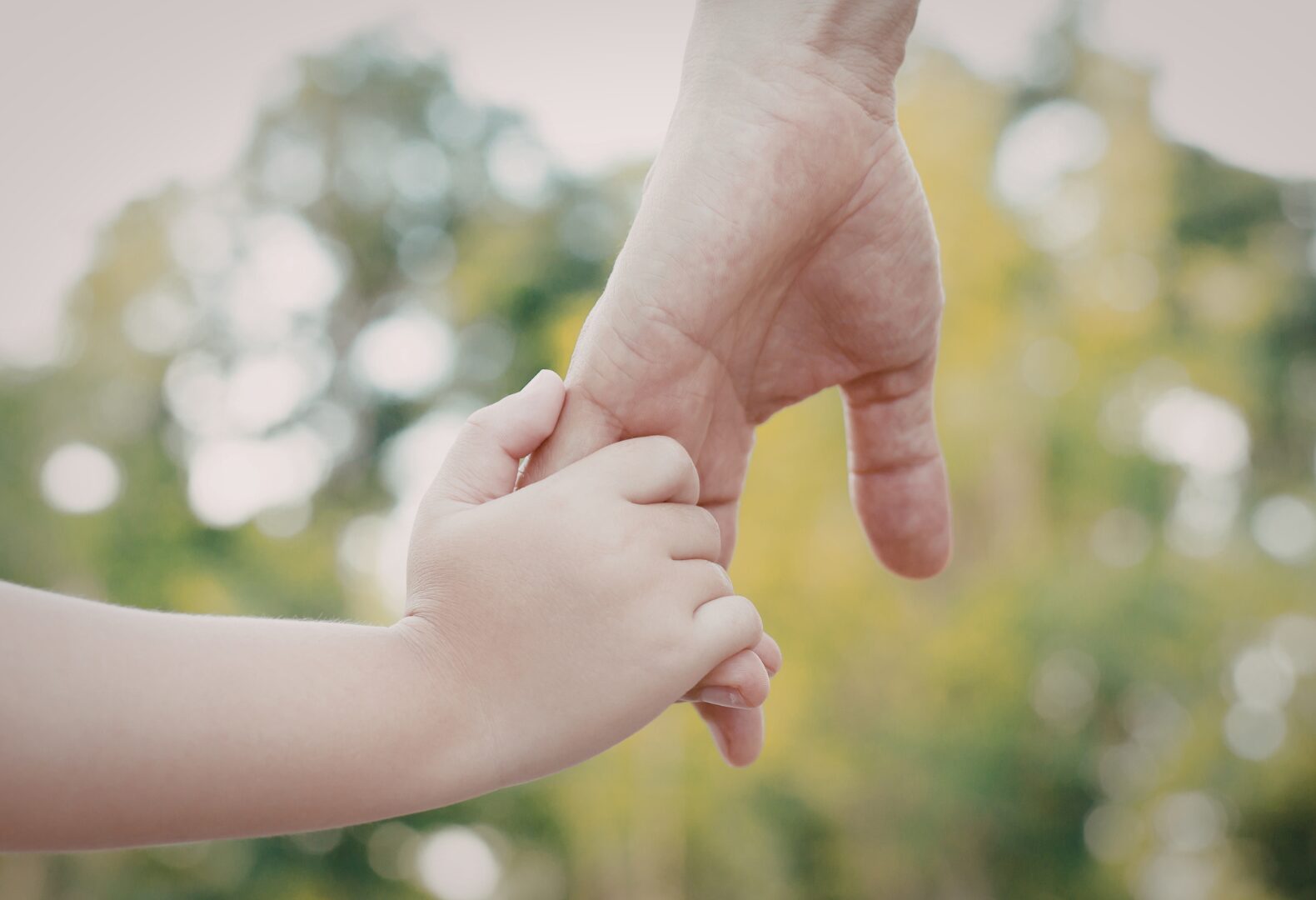保護者が子どもの手を取る場面。２学期の初日に間に合わせなくていい