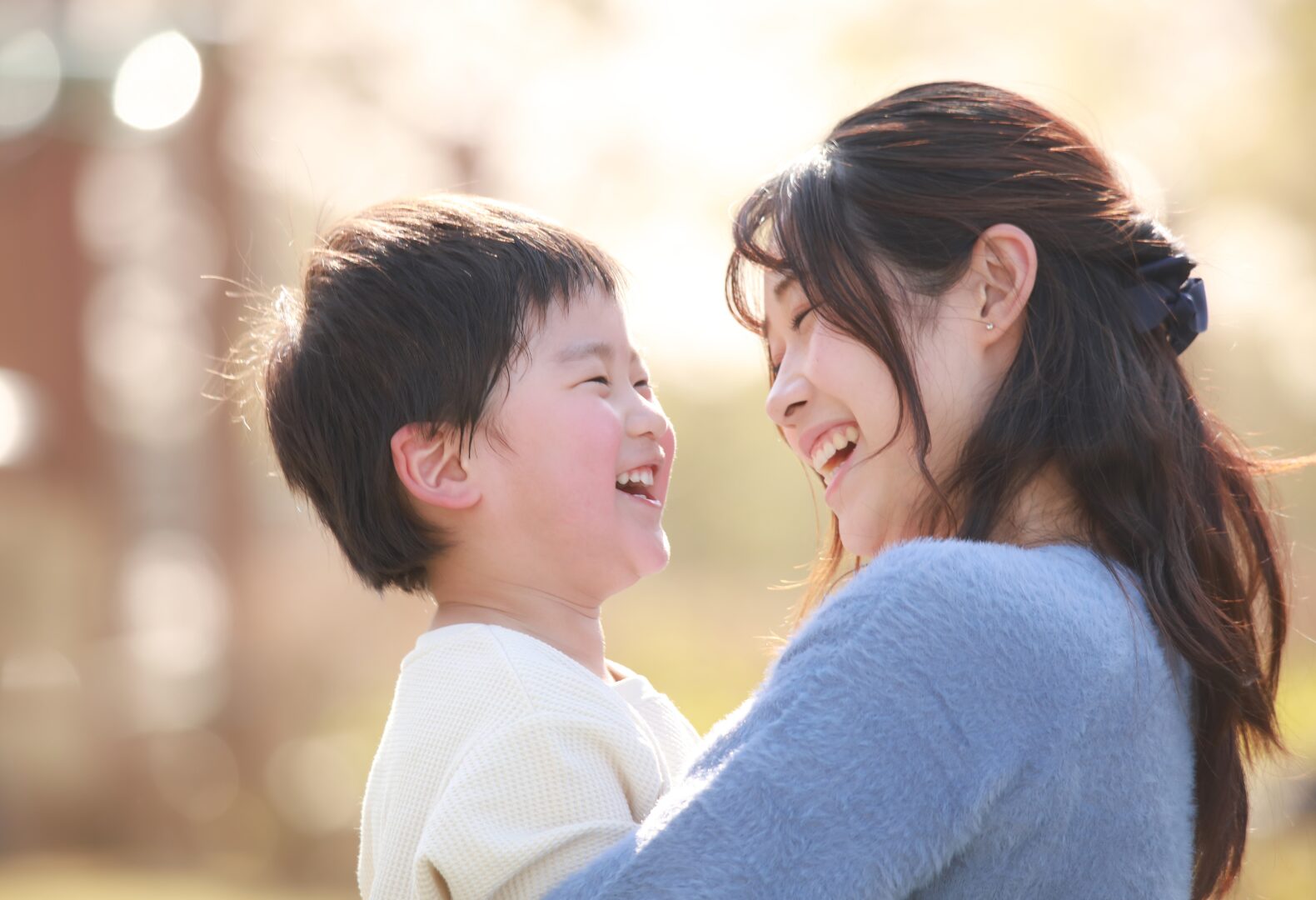 発達障害の特性を持つ親と子どもが笑い合う親子のイメージ