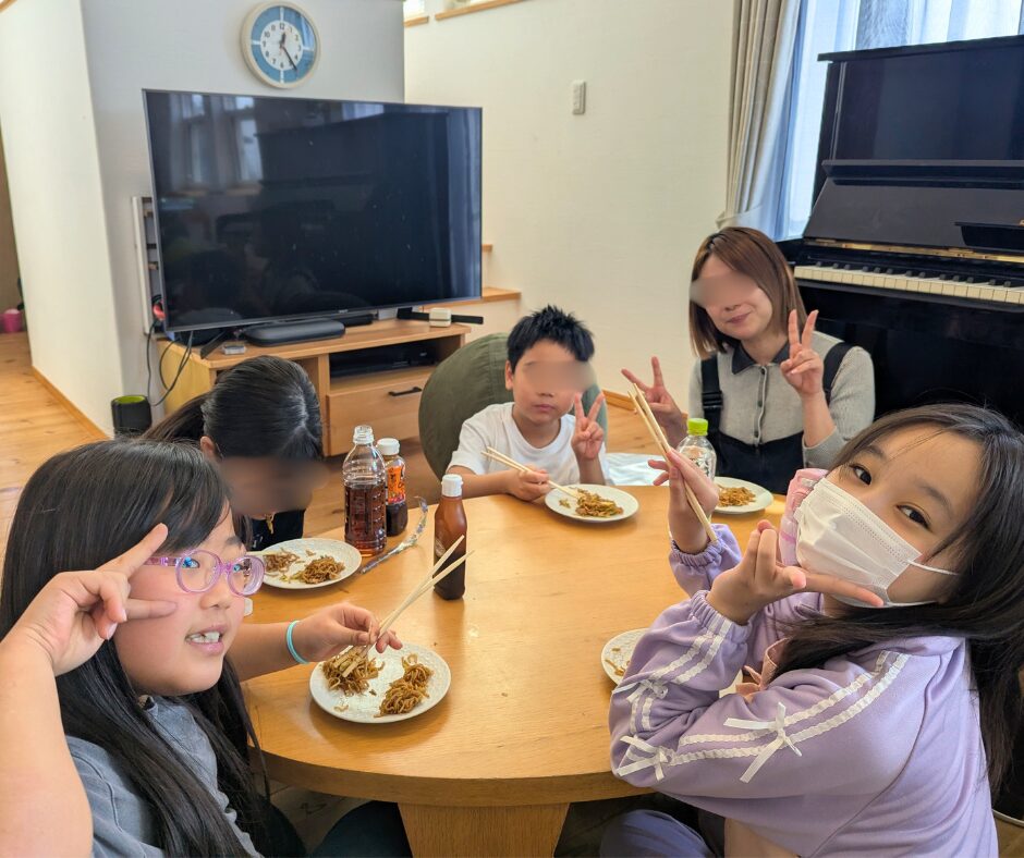 フリースクールの教室内観、学習スペース