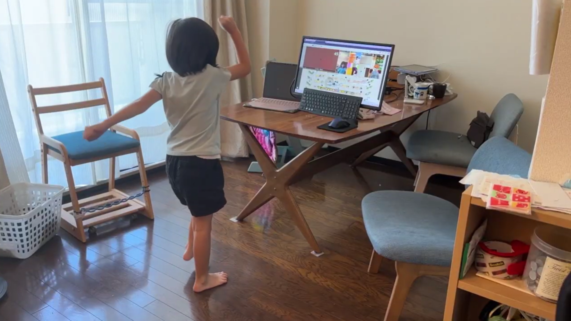自宅からオンライン授業に体を動かしながら参加している小学生