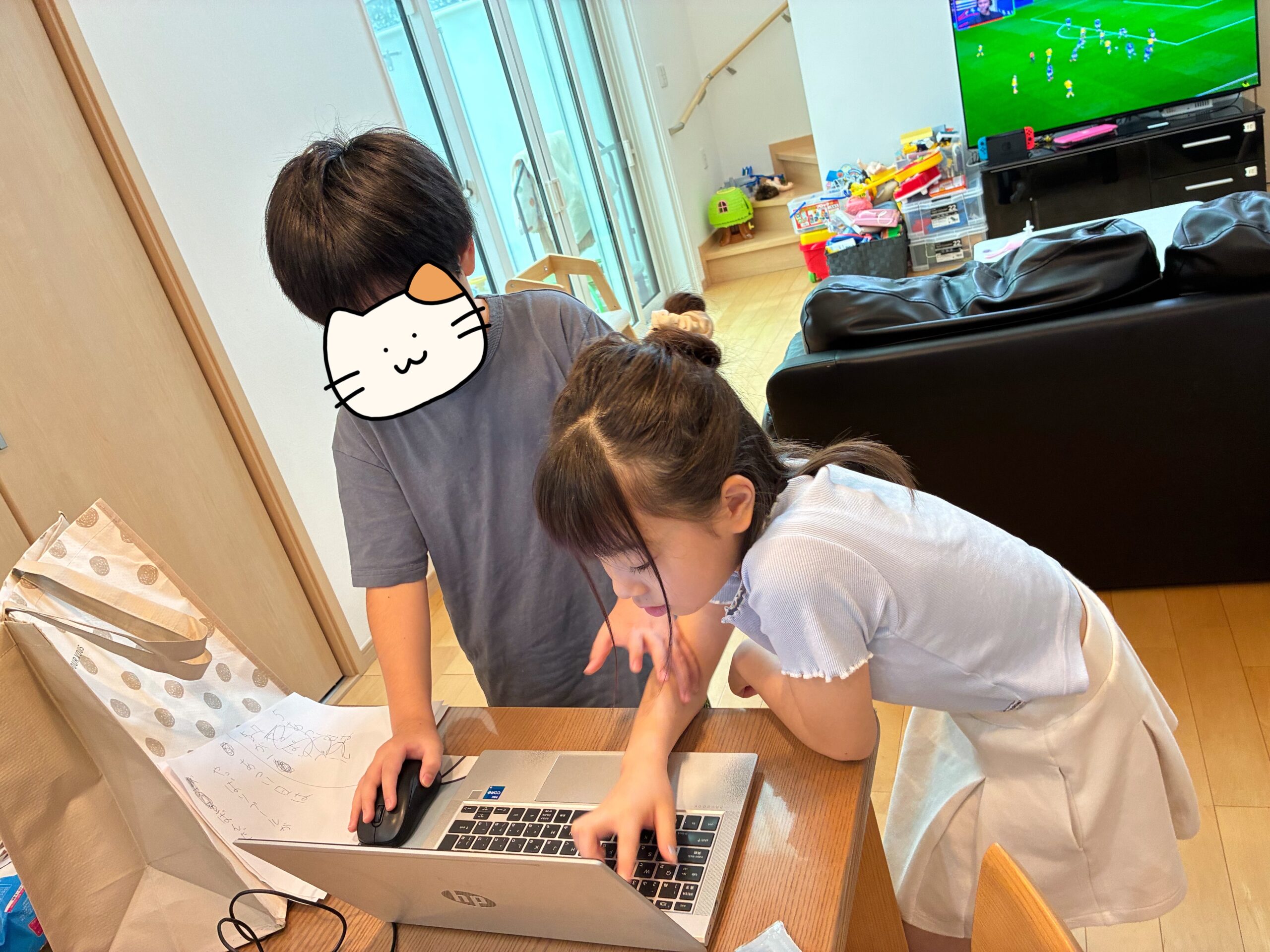 NIJINアカデミー栃木矢板校で、子どもたちがパソコンを囲みながら一緒に活動している様子
