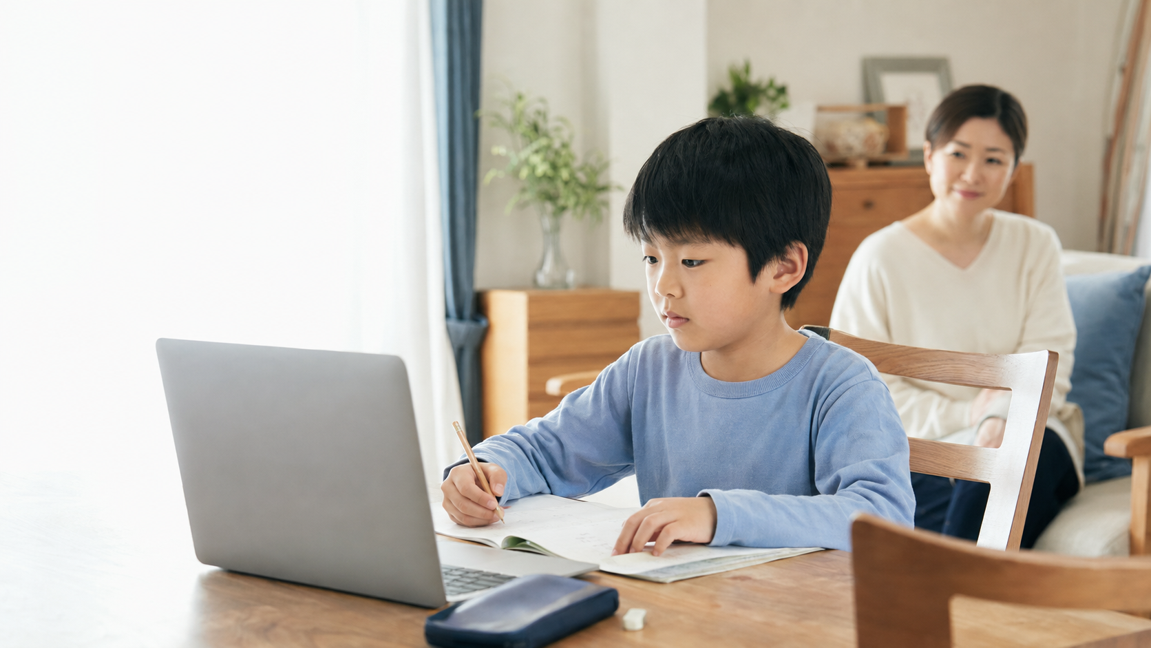 自宅でオンライン学習に取り組む子どもと見守る保護者