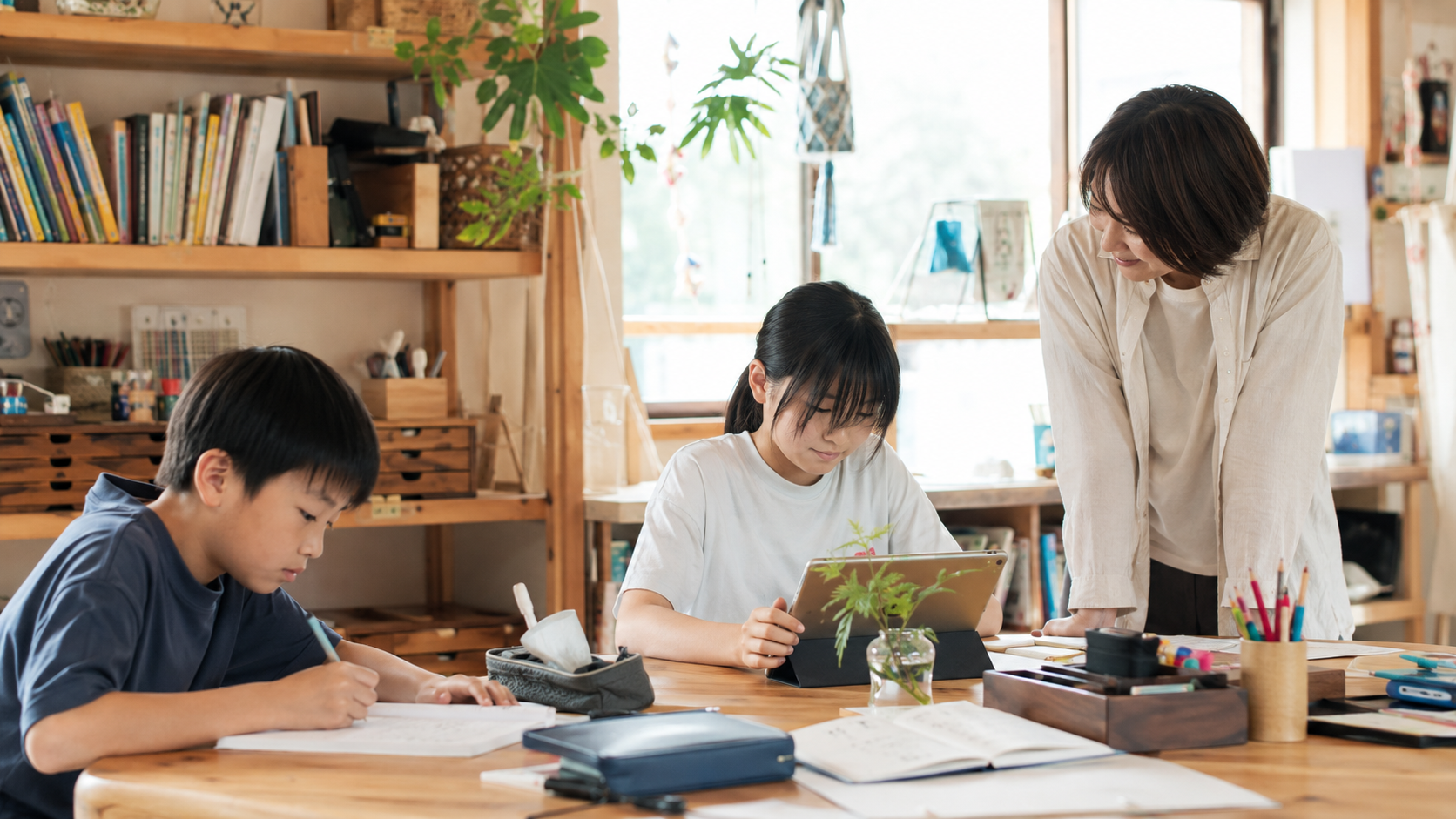フリースクールで自分に合った学びに取り組む子ども