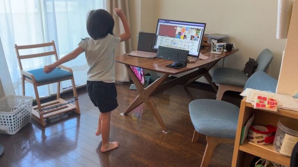 自宅でオンラインの学びを楽しむ子どものイメージ