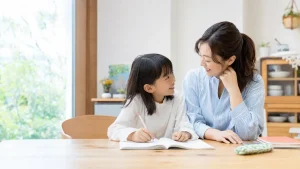 親子でノートを見ながら学び方について話す様子