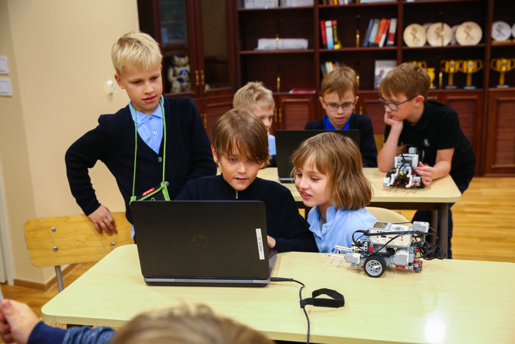 子どものプログラミング教室イメージ