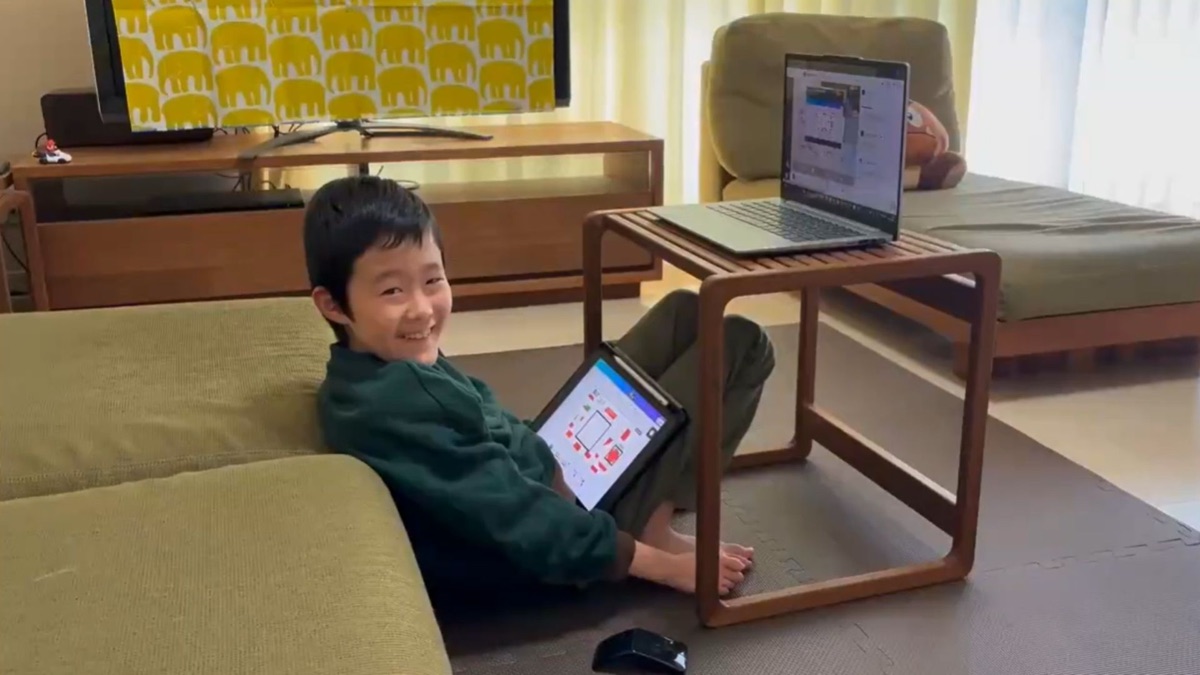 Wスクールのメタバース通学｜自宅からタブレットでオンライン授業に参加する小学生