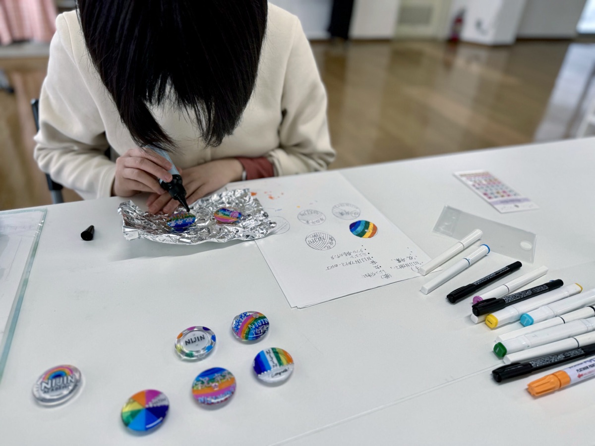 Wスクールのリアル通学｜NIJINアカデミーのリアル教室で作品づくりに取り組む子ども