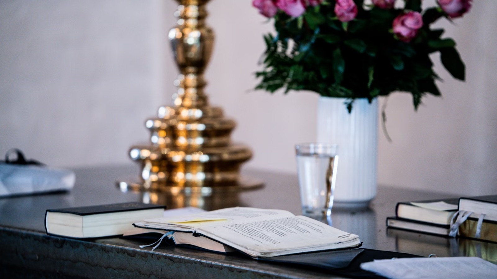 机の上に置かれたノートと文房具