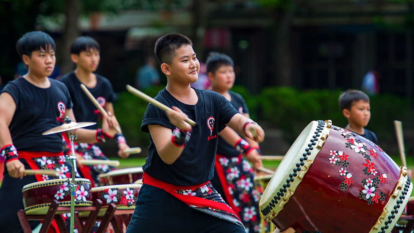 和太鼓を演奏する男の子
