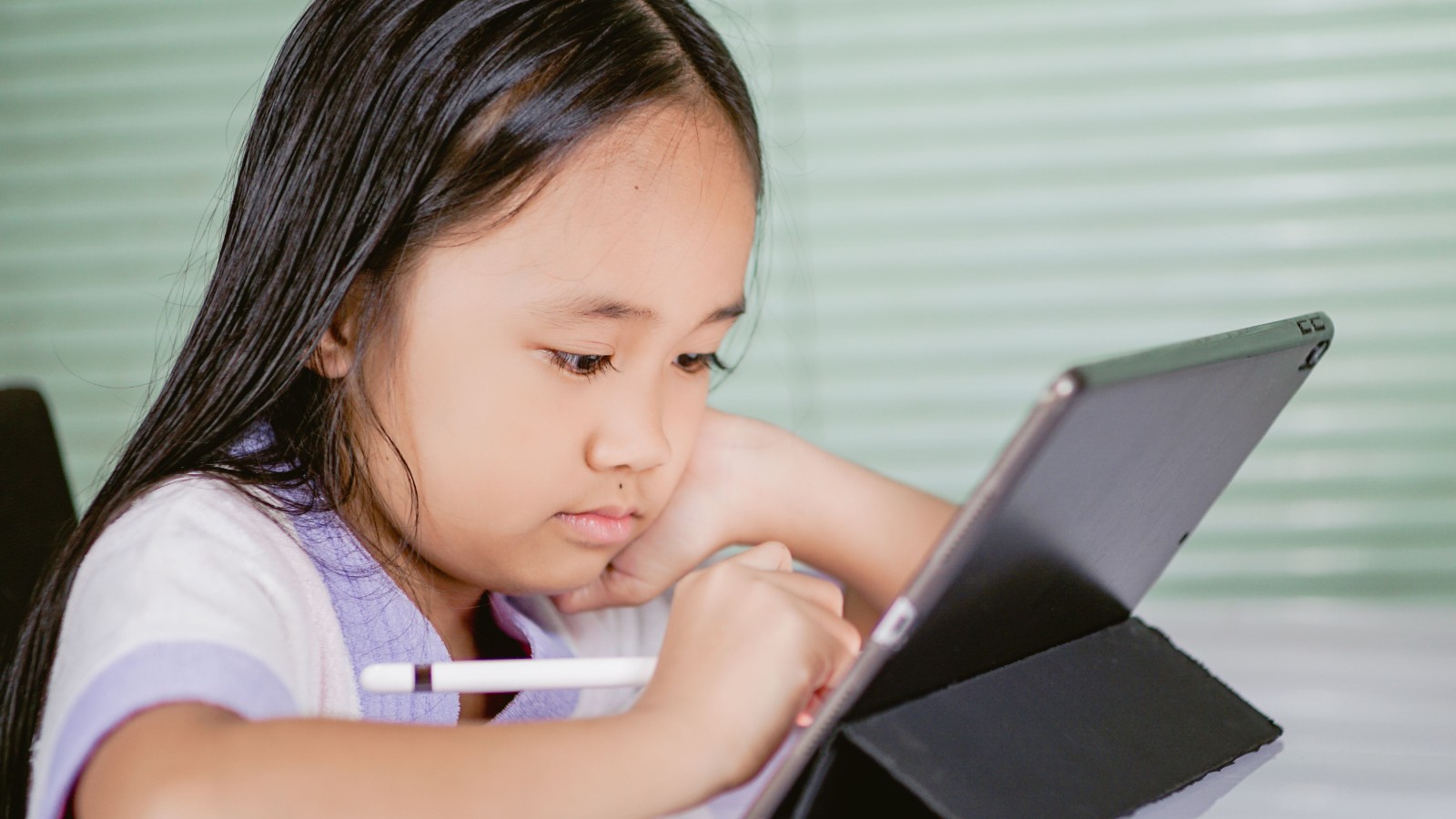 タブレットとタッチペンで学習する女の子