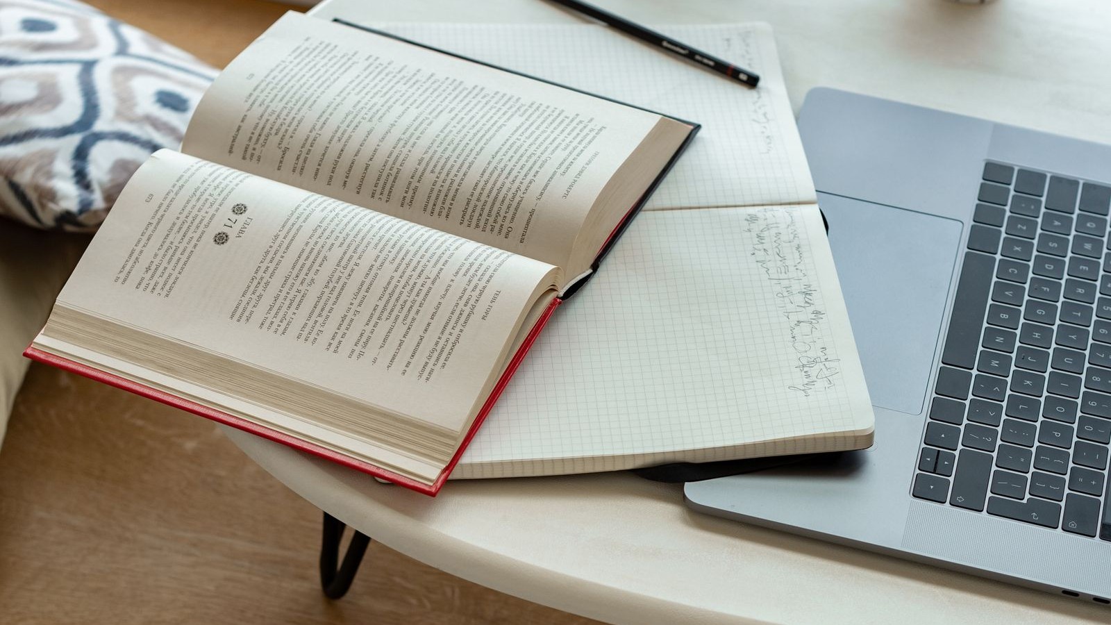 書類に書き込みながら費用を確認する様子