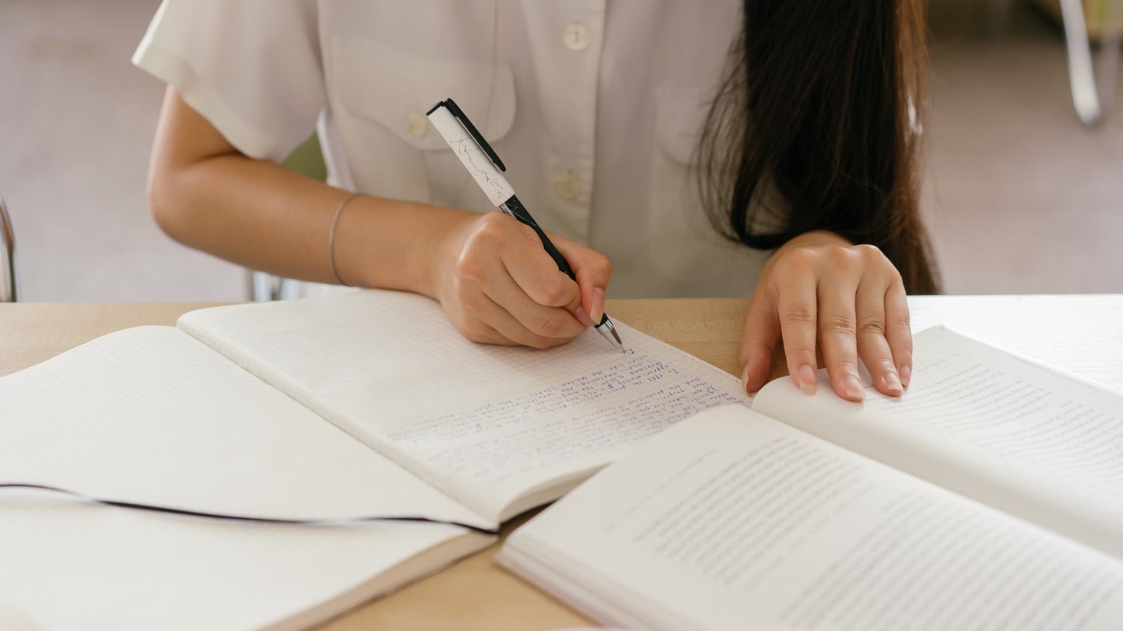 ノートを開いて書き込みをする様子