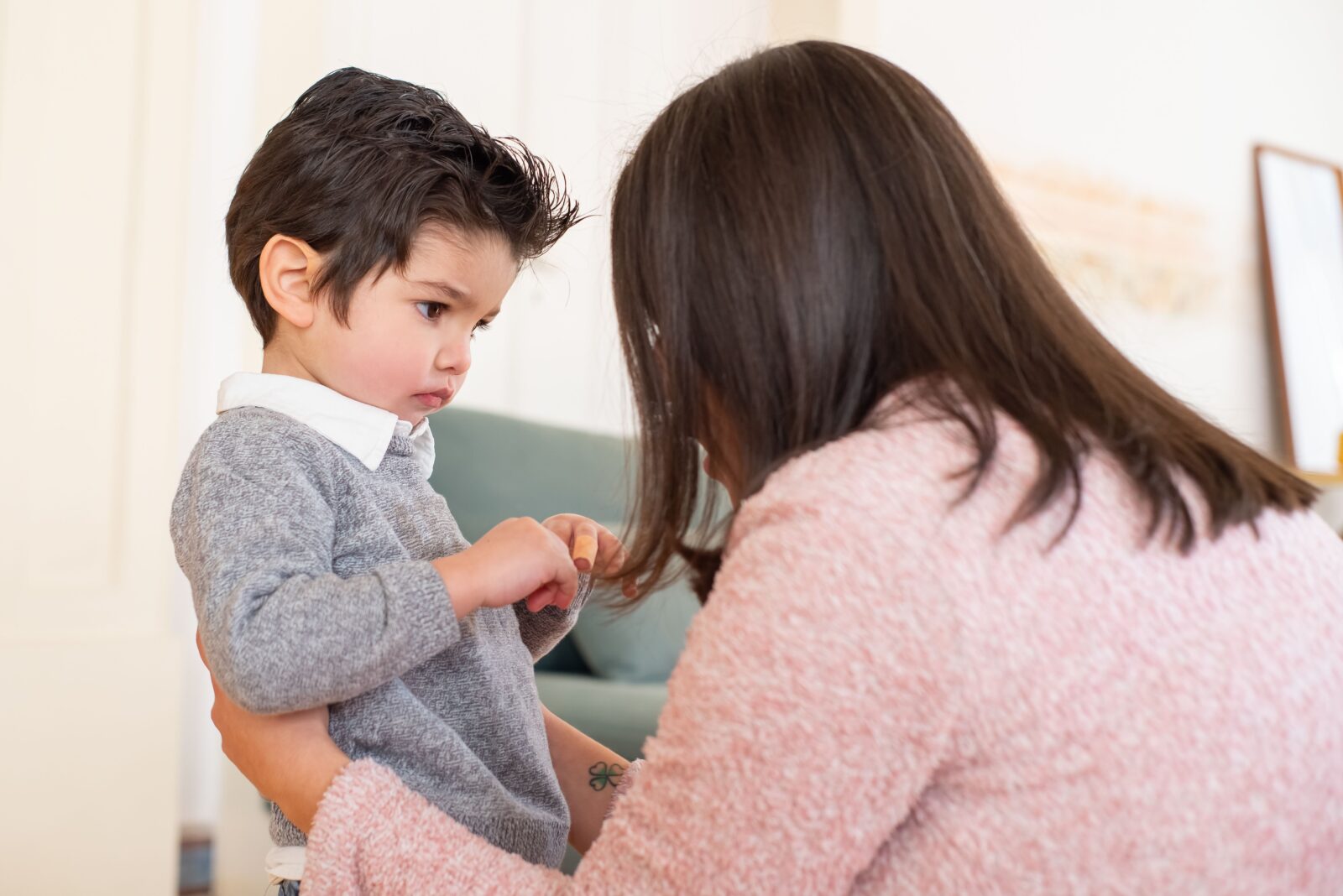母親と子どもが向き合って話をしているイメージ