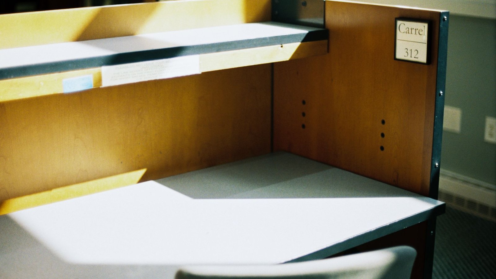 日差しの入る図書室の学習机