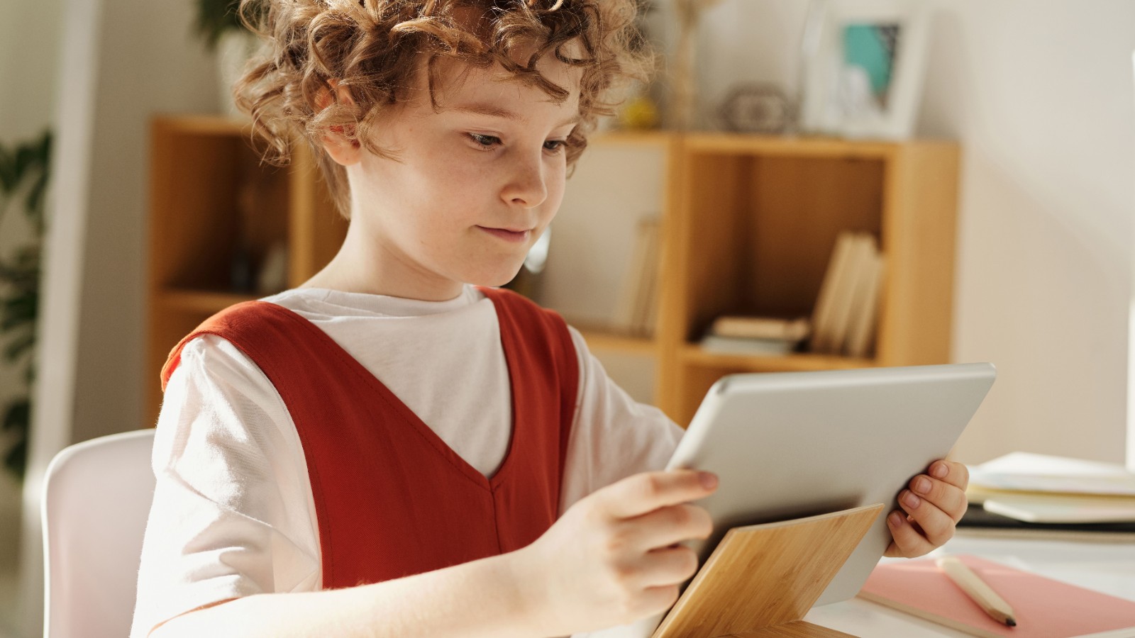 タブレットを使って学習する子ども