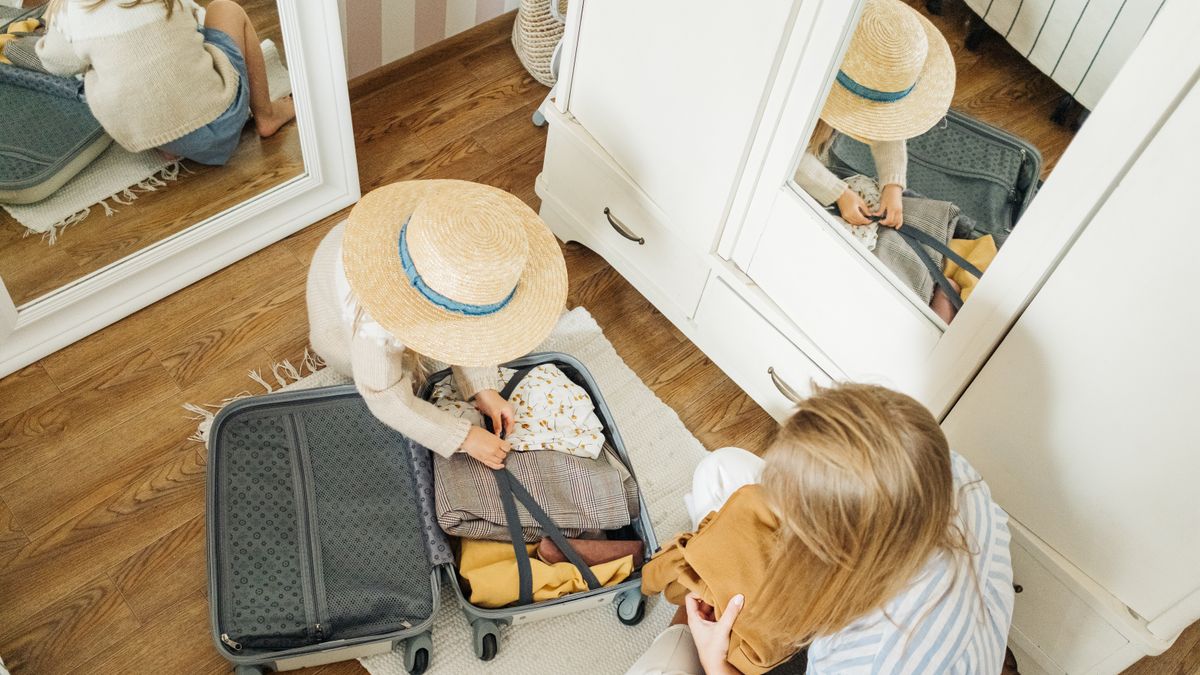 海外赴任にともなう引っ越しの準備をする親子のイメージ