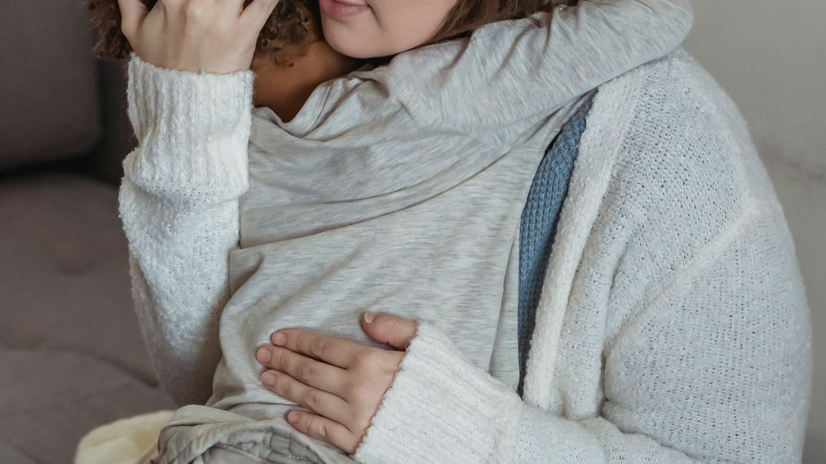 ソファで子どもに寄り添い話を聞く親のイメージ
