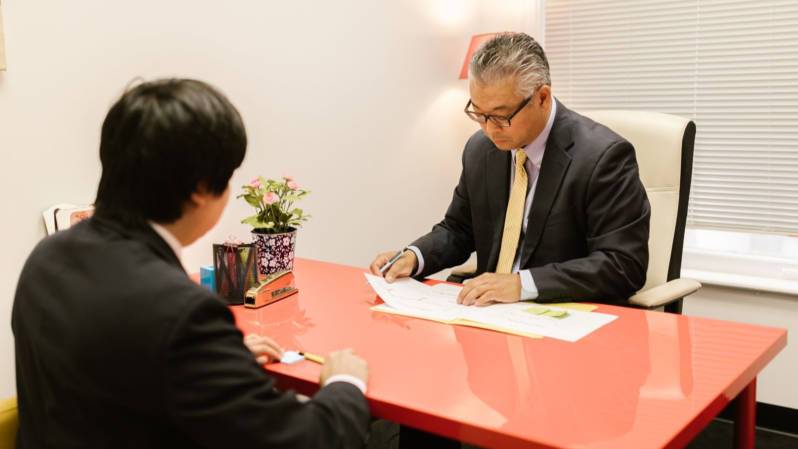 机をはさんで個別相談を受ける様子