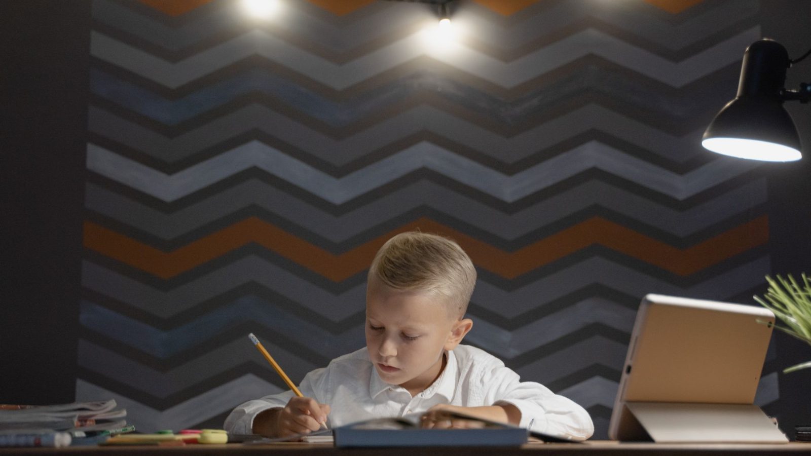 自宅のテーブルで学ぶ子ども