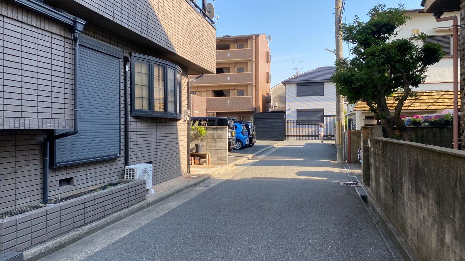 青空の下の住宅街の道