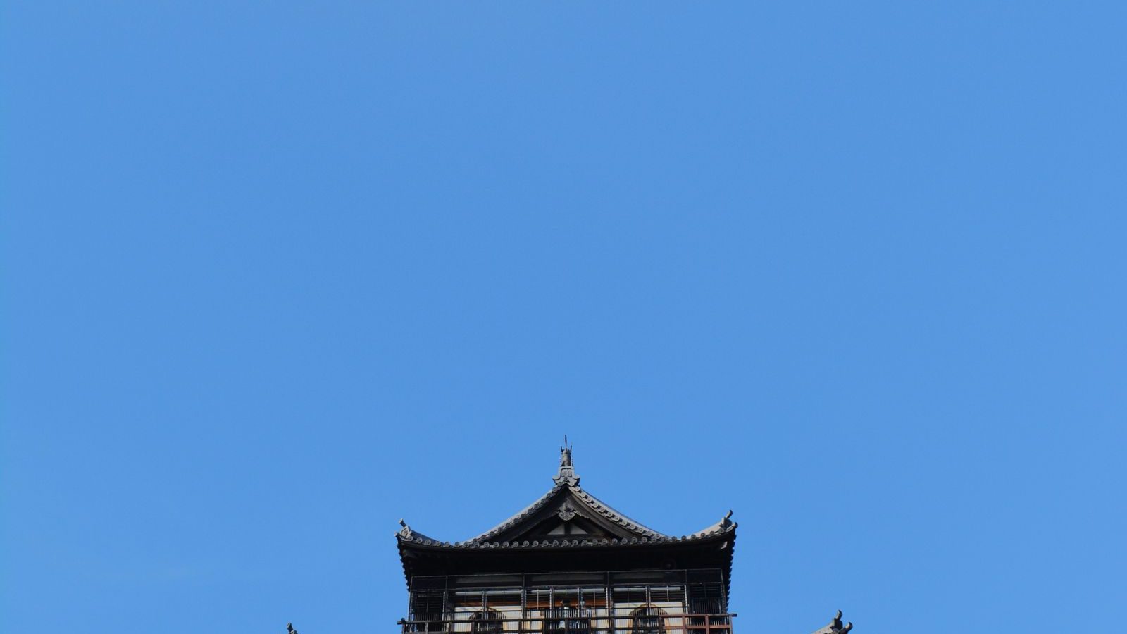 青空の下の広島城