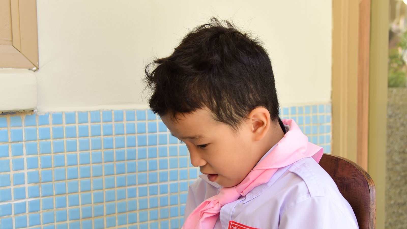 タブレットに向かって学ぶ小学生