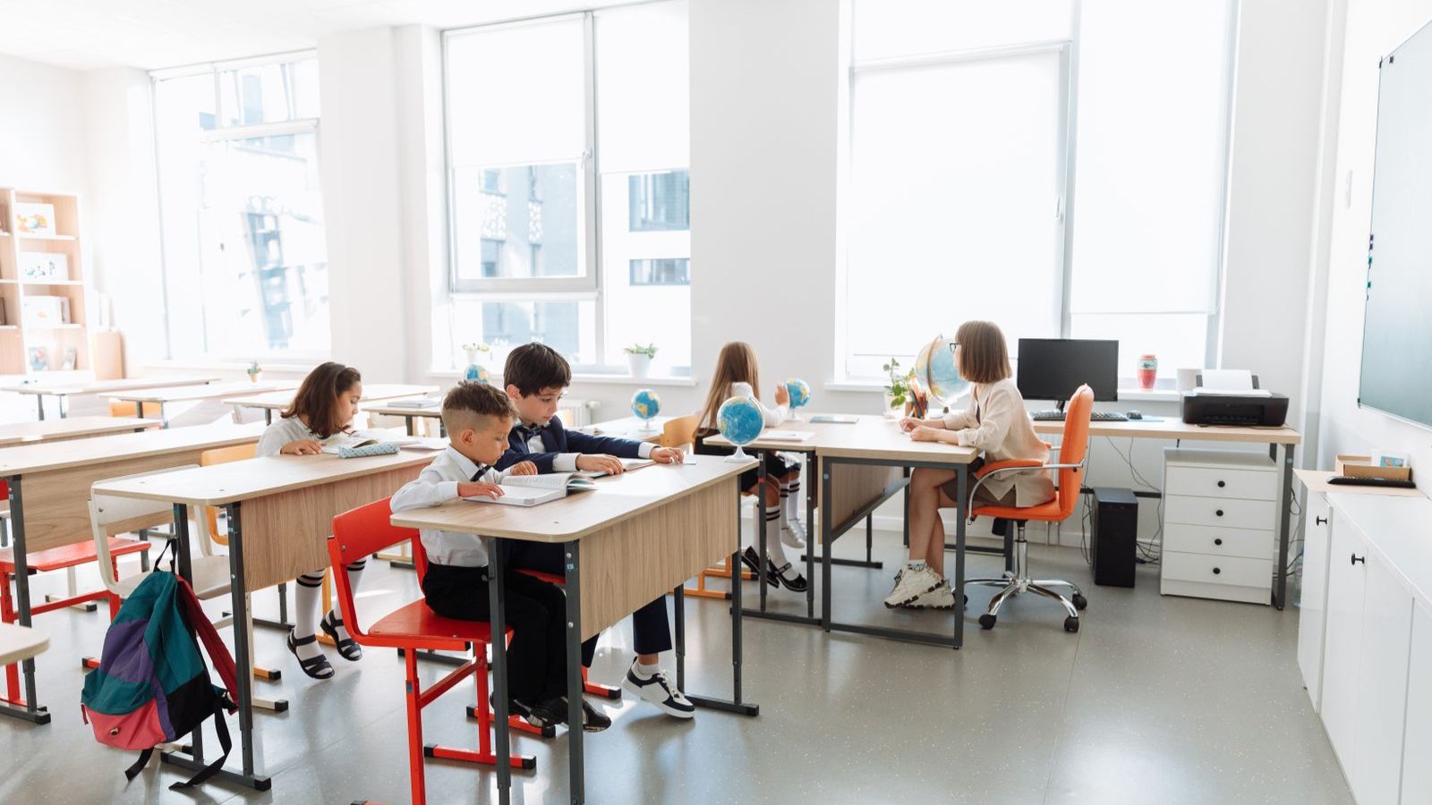 教室で一緒に学ぶ小学生たち