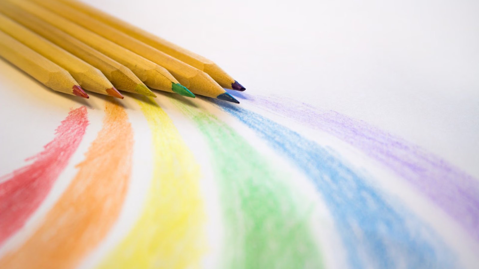 画用紙に描いた虹色の色鉛筆の線