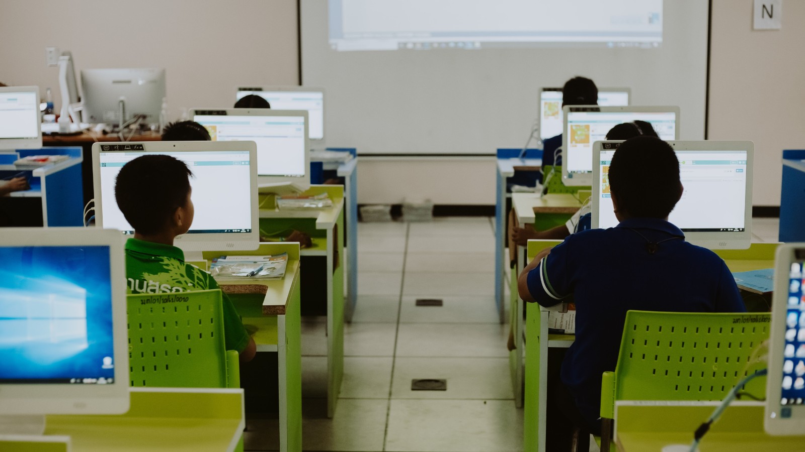 教室でパソコンに向かって学ぶ子どもたち