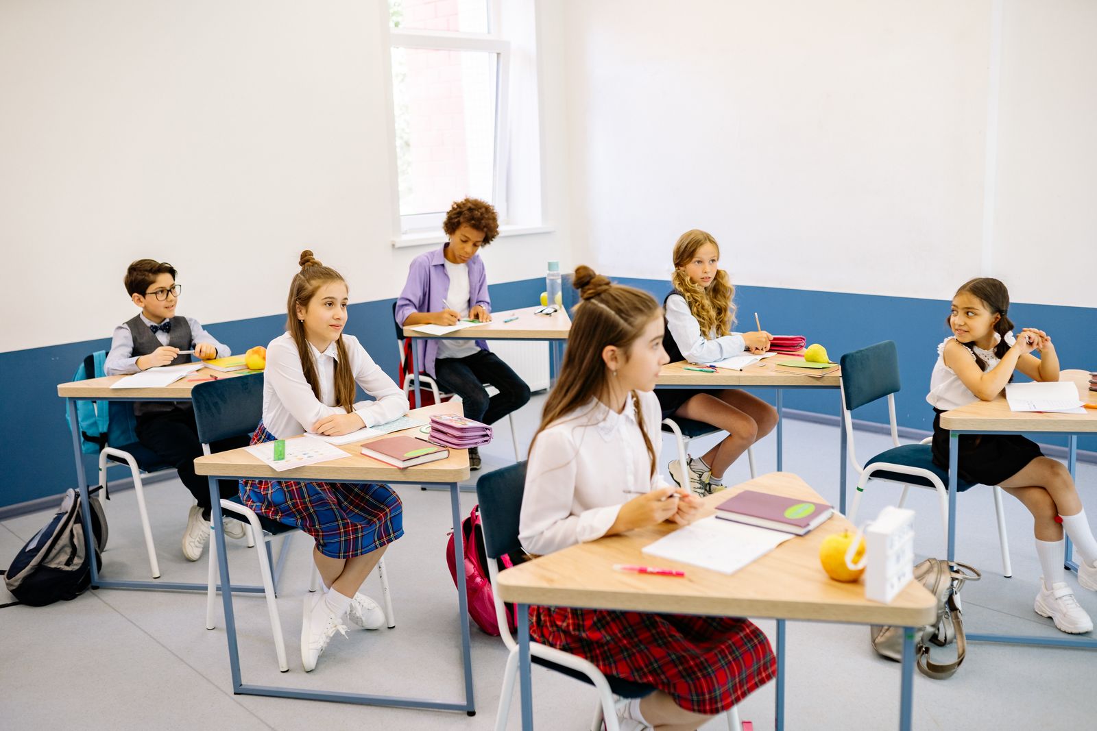 世界地図と地球儀を前に学ぶ子どもたちのイメージ