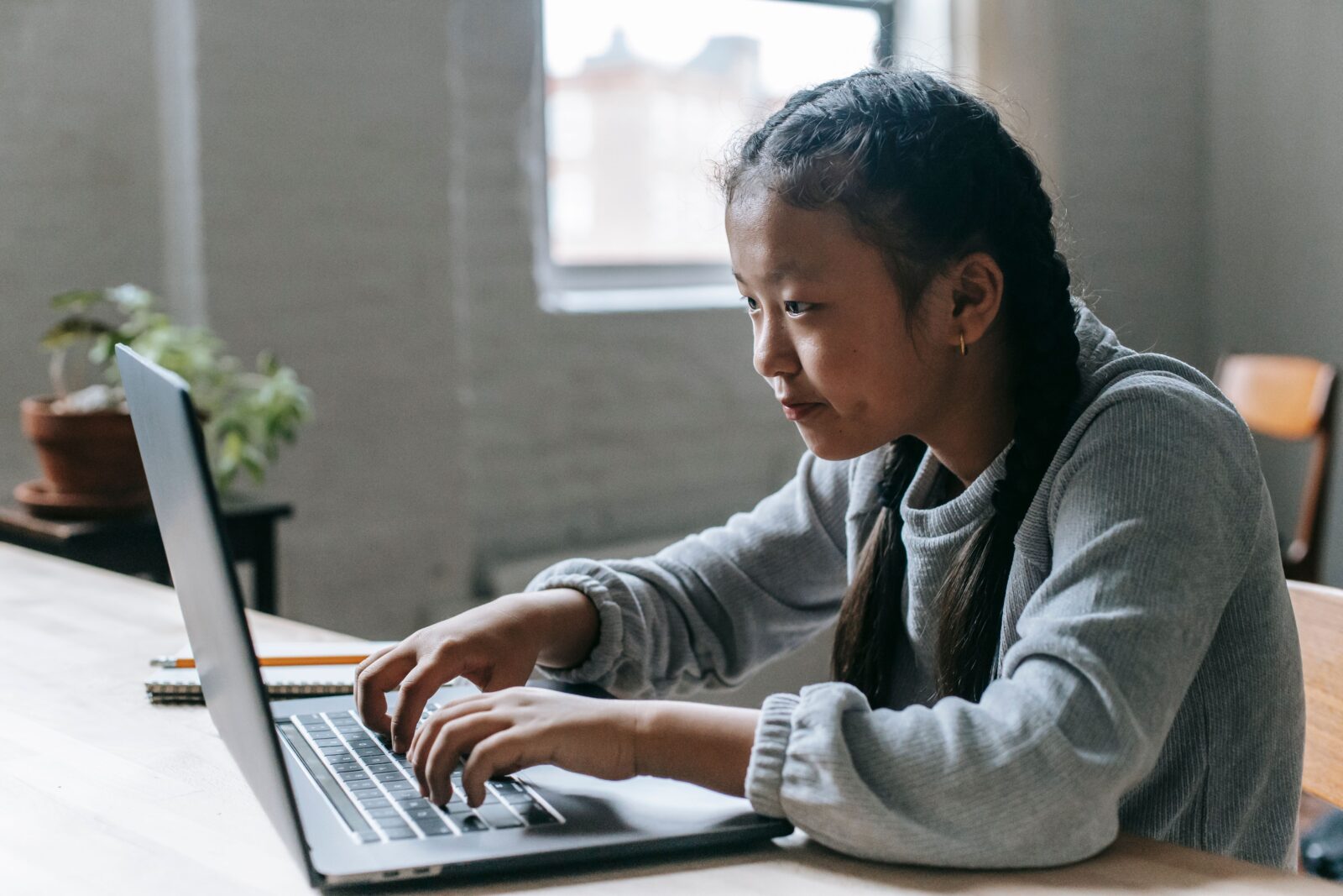 自宅でノートパソコンに向かい学習に取り組む子どものイメージ