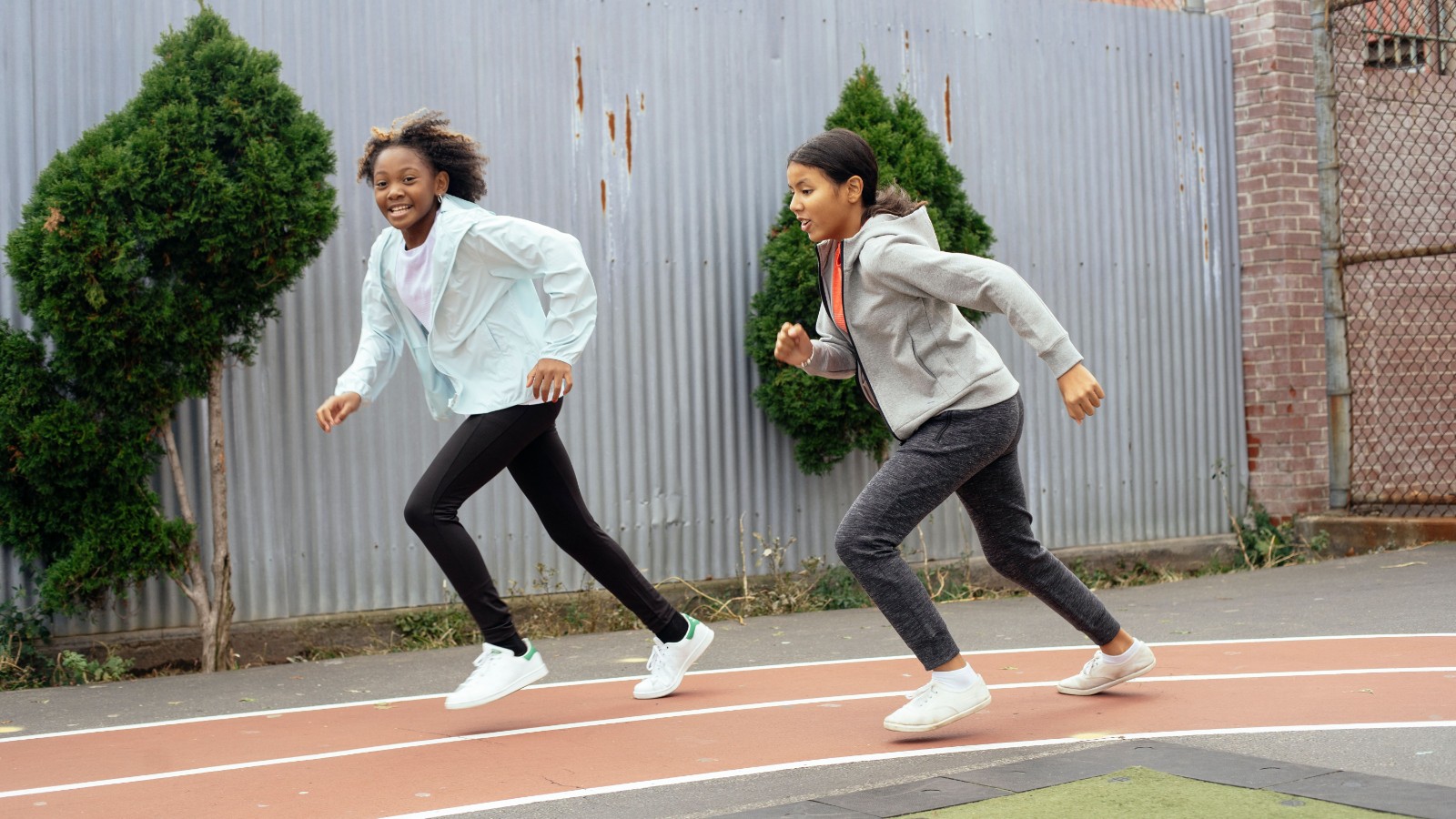 陸上競技場のトラックを走る2人の女の子