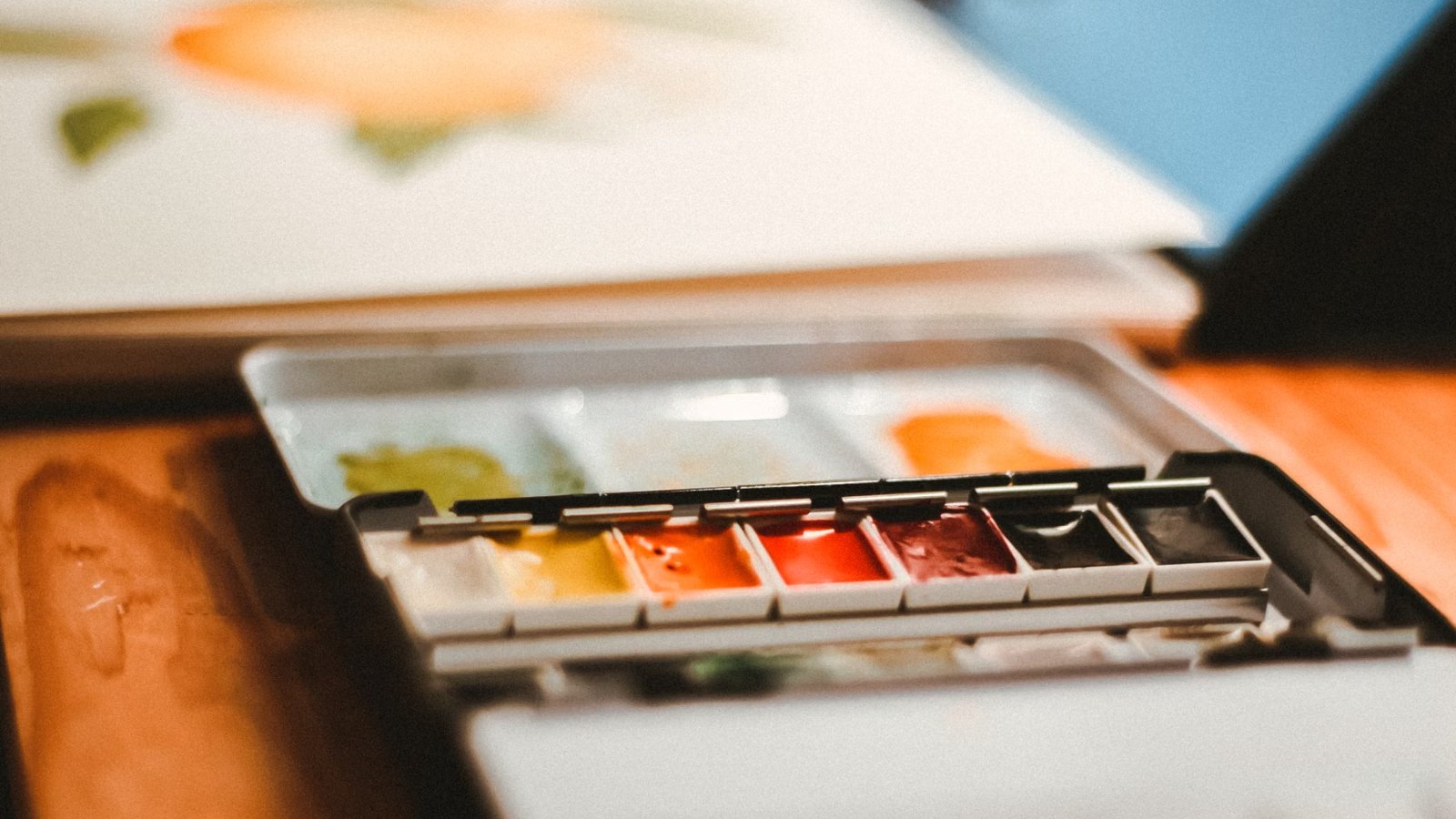水彩絵の具と画用紙