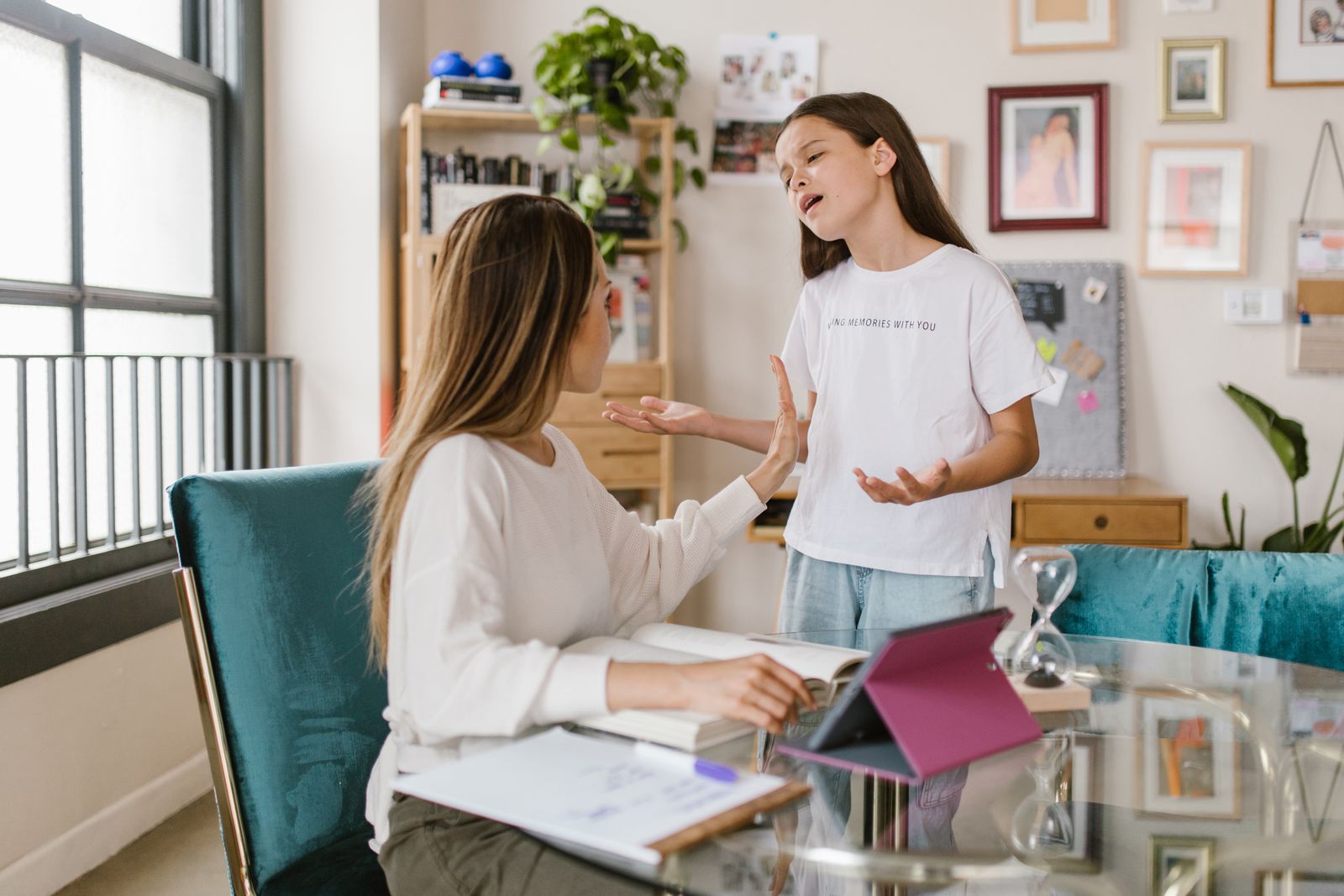 母親と娘が向き合って会話をしているイメージ