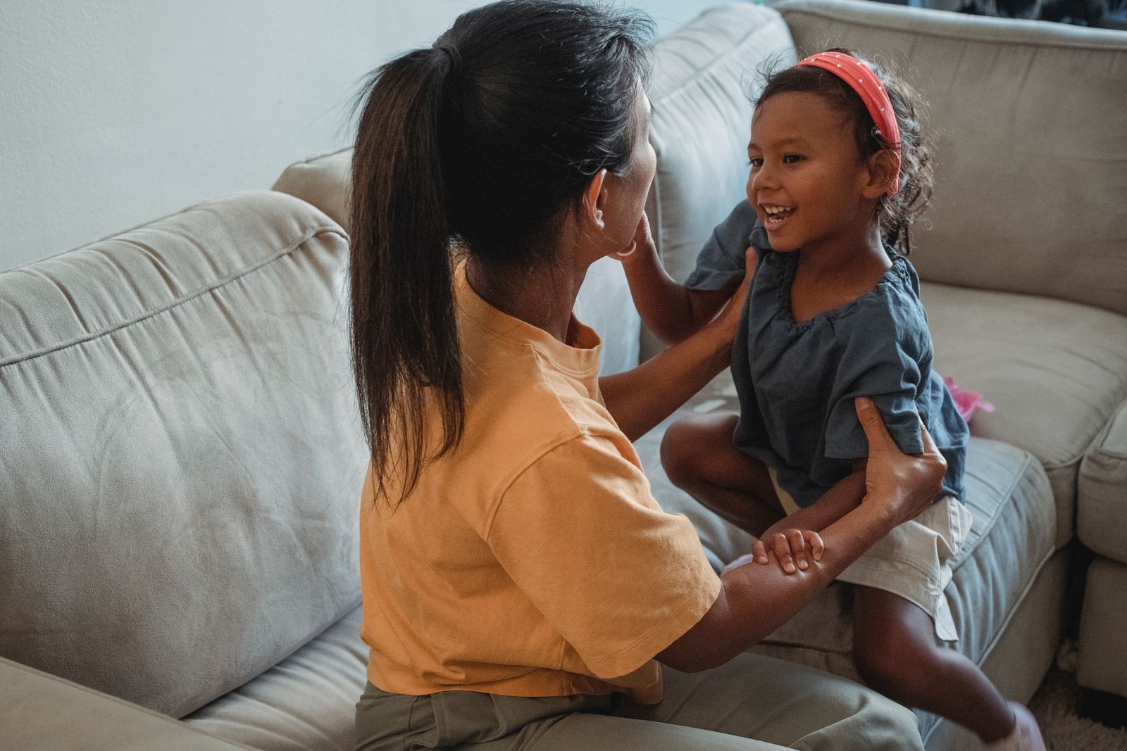 ソファで会話をする親子のイメージ