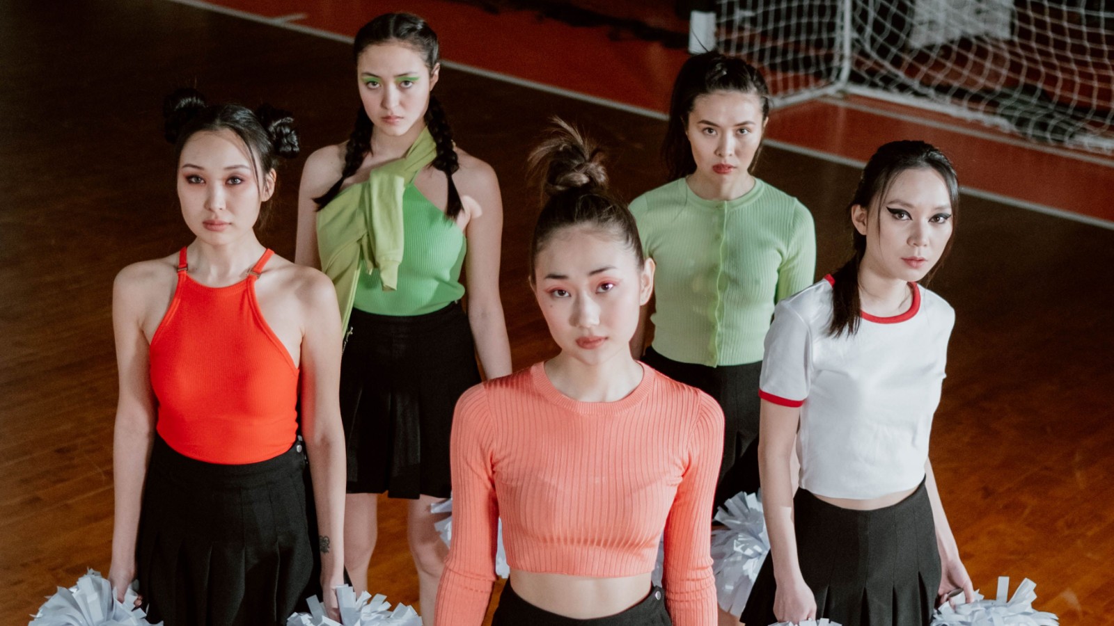 体育館のコートでチアダンスを披露する少女たち