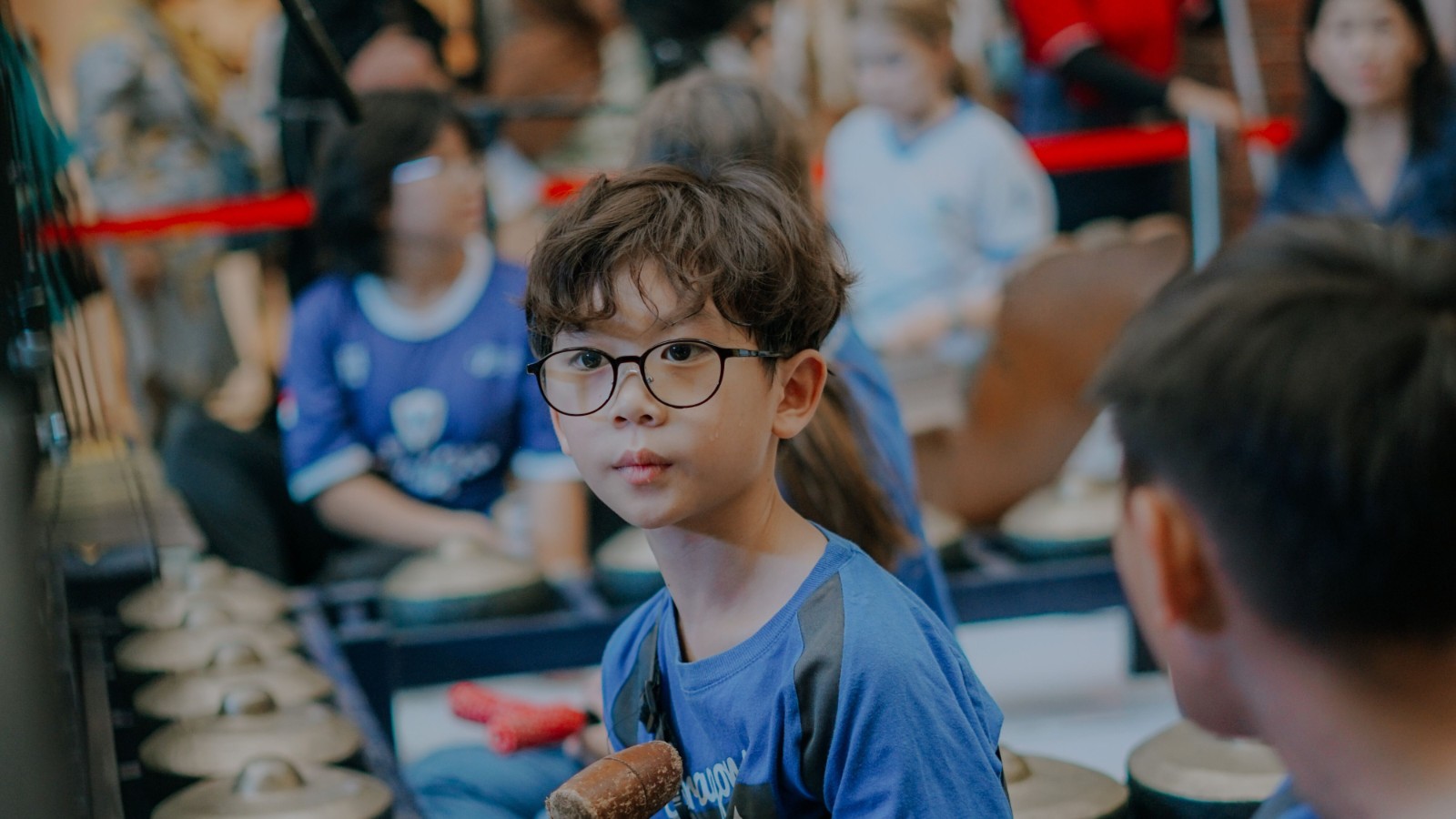 室内で木琴などの打楽器を一緒に演奏する子どもたち
