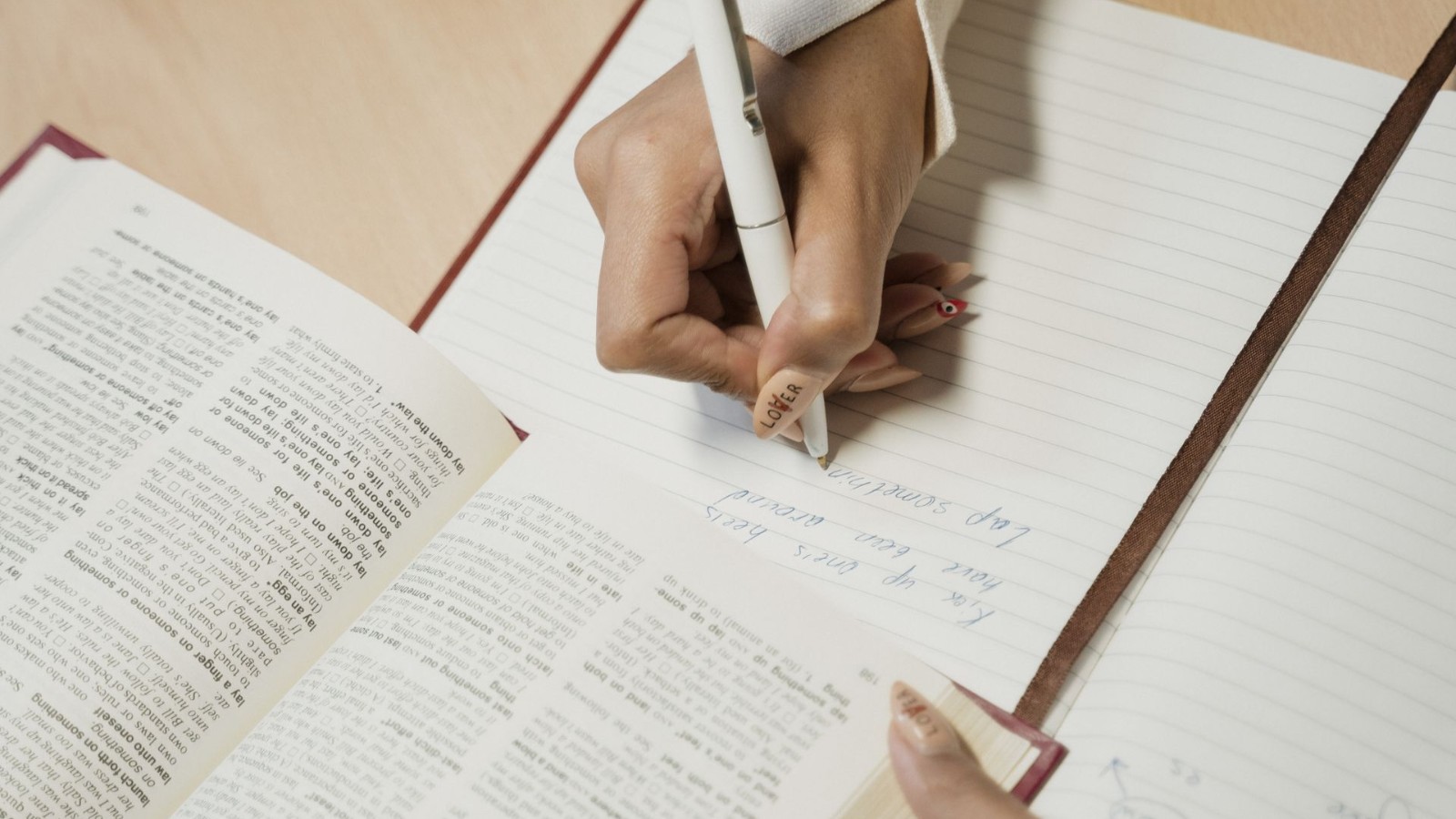 ノートにまとめながら勉強する様子