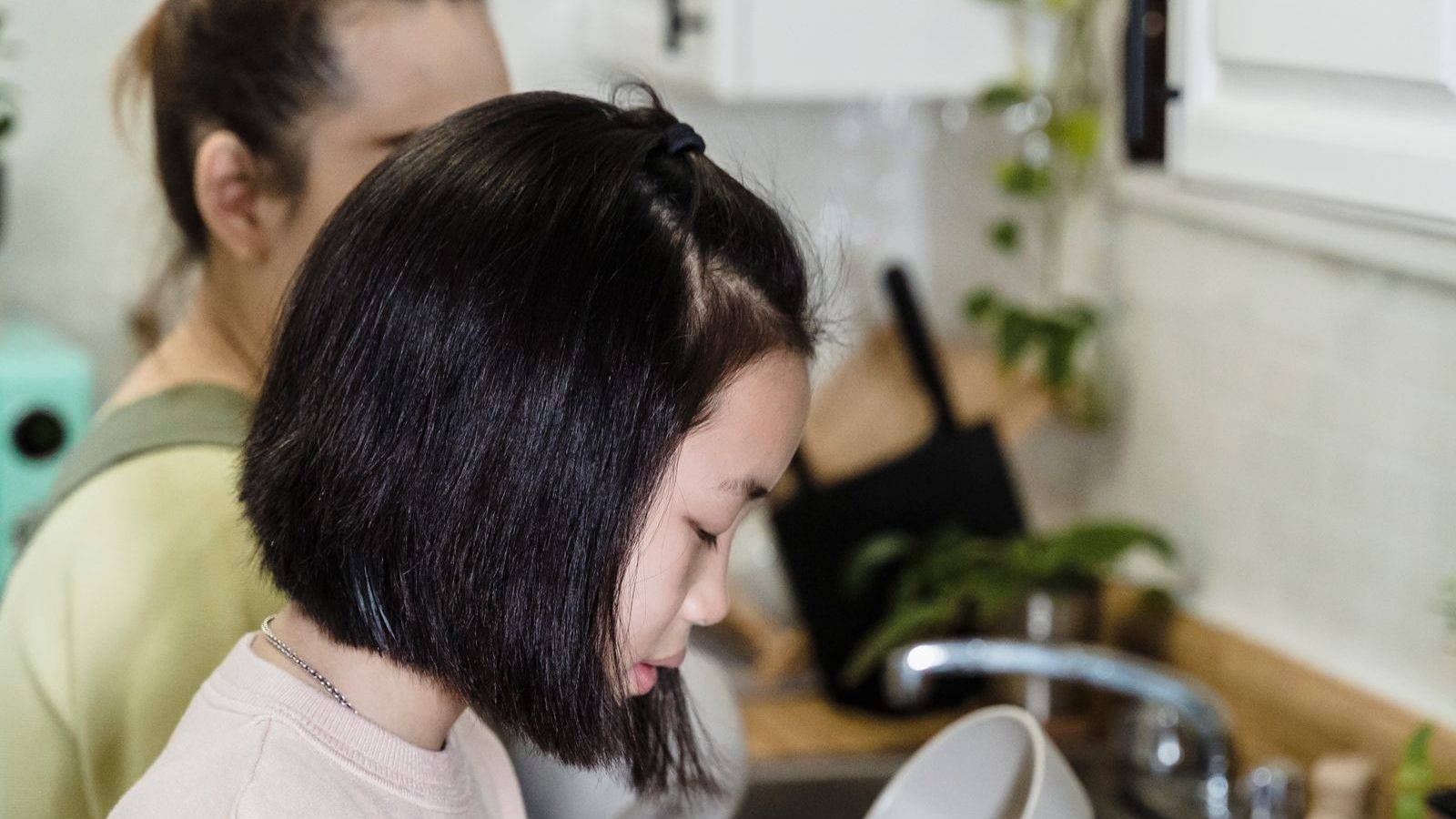 キッチンで調理の準備をする子ども