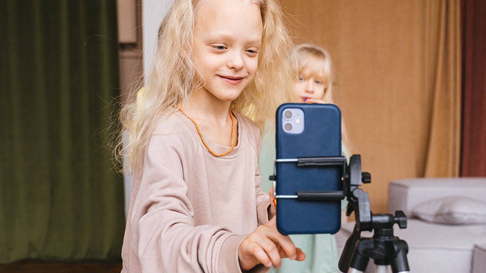 スマートフォンで動画を撮影する子どもたち