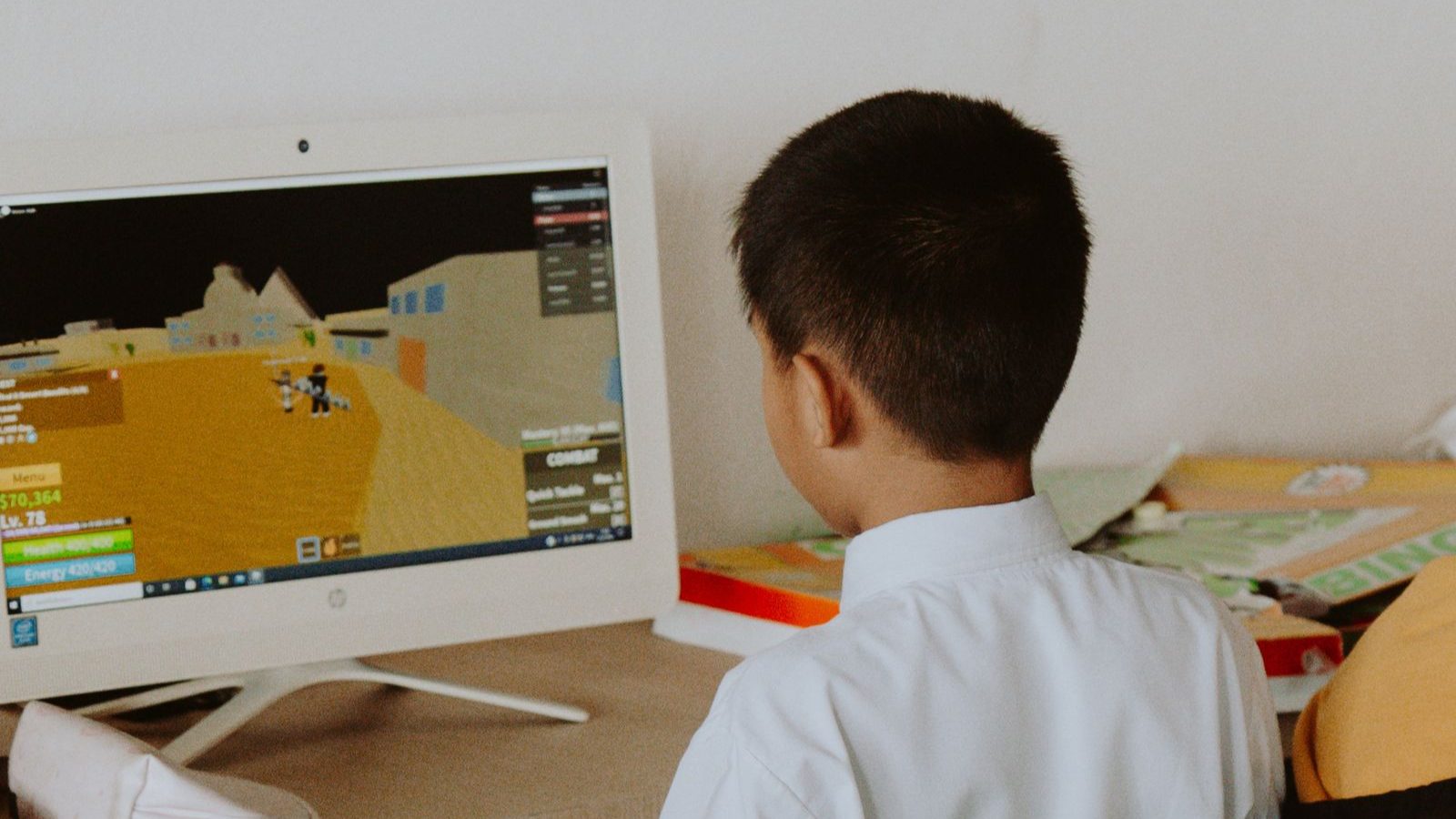 画面に向かって作業する子ども