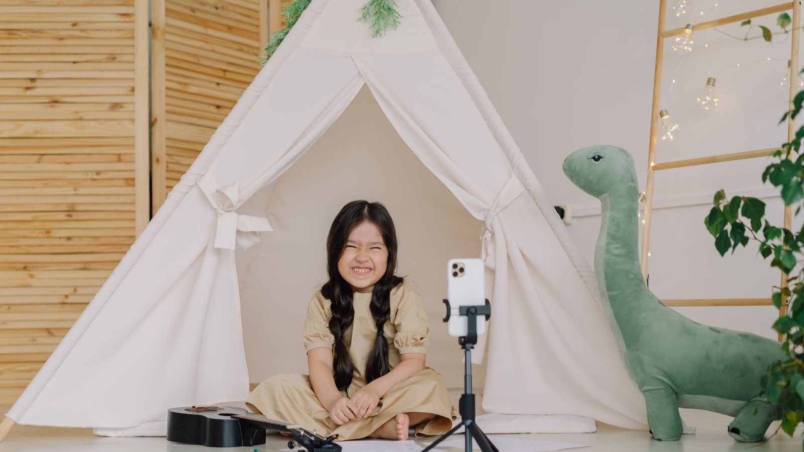 スマートフォンで動画を撮影する子ども