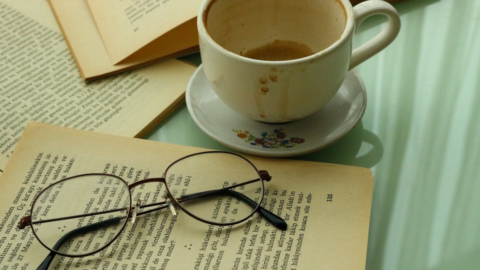 机の上に置かれたノートと文房具