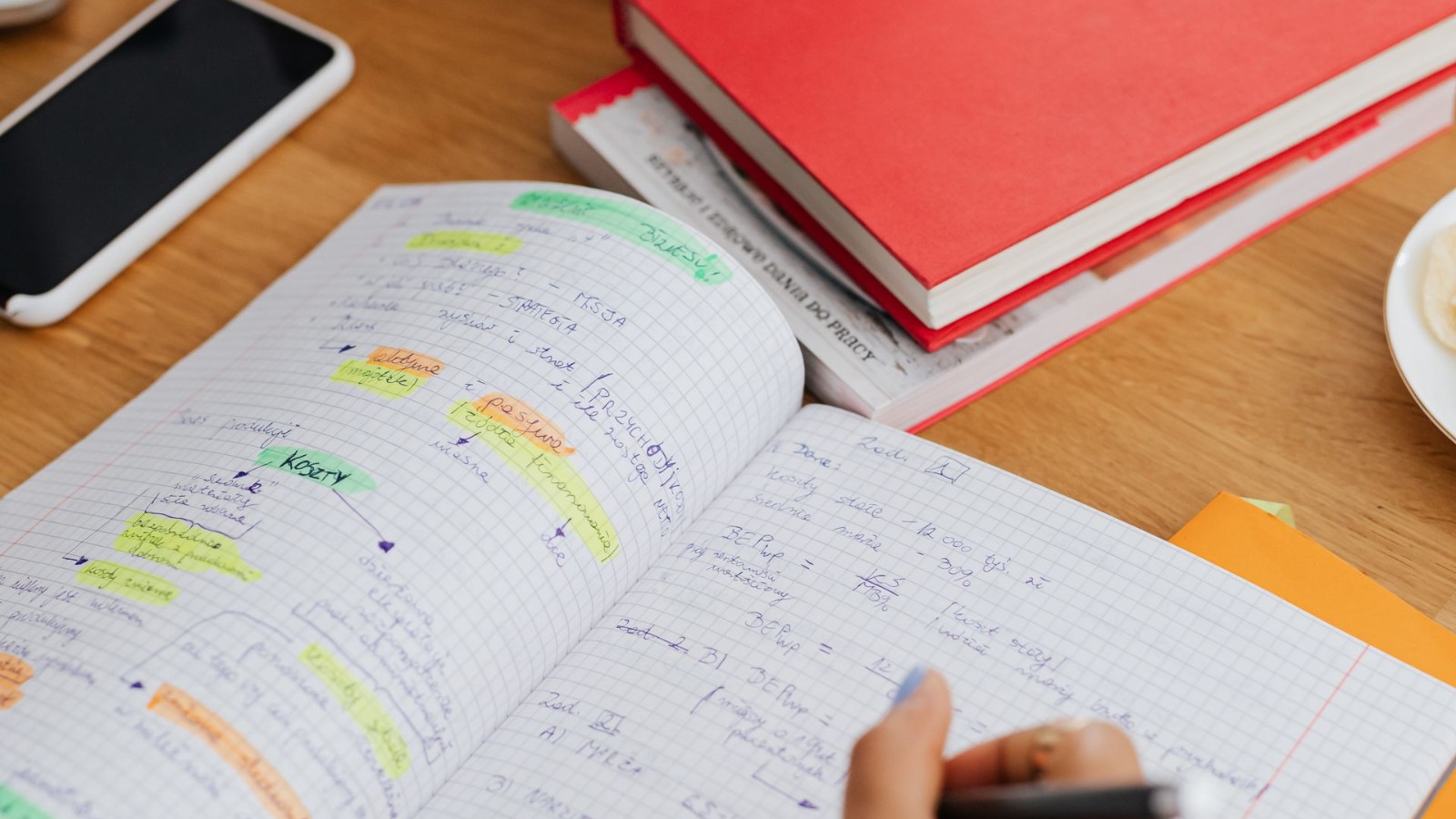 ノートに書き込みながら資料を読む様子