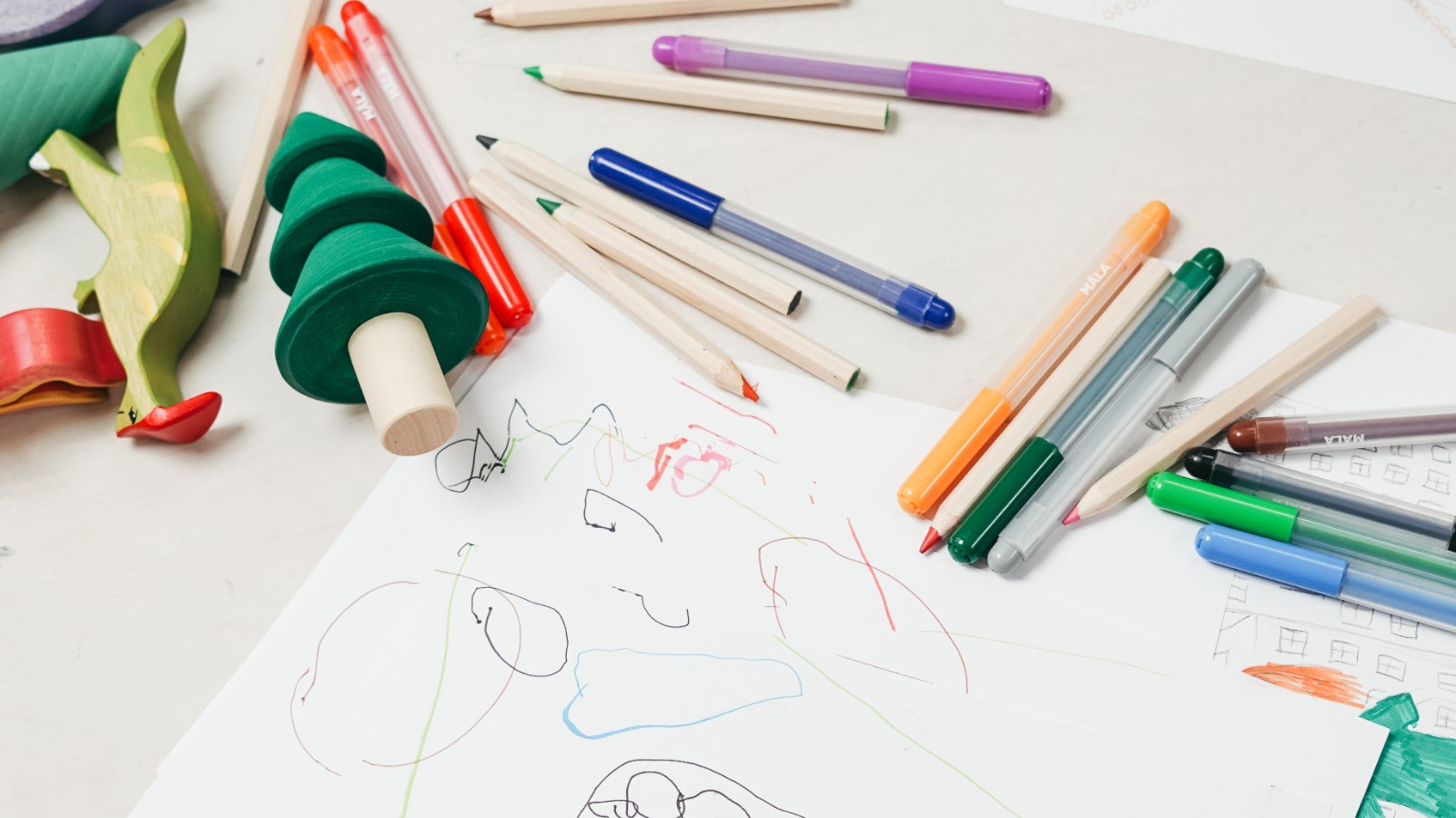 テーブルで絵を描く子ども