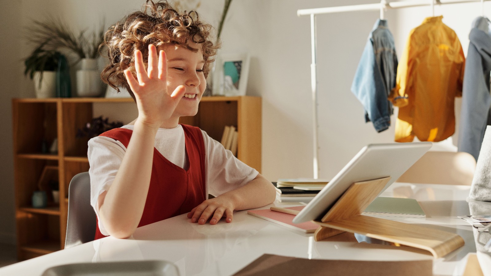 タブレットを使って笑顔で学ぶ子ども